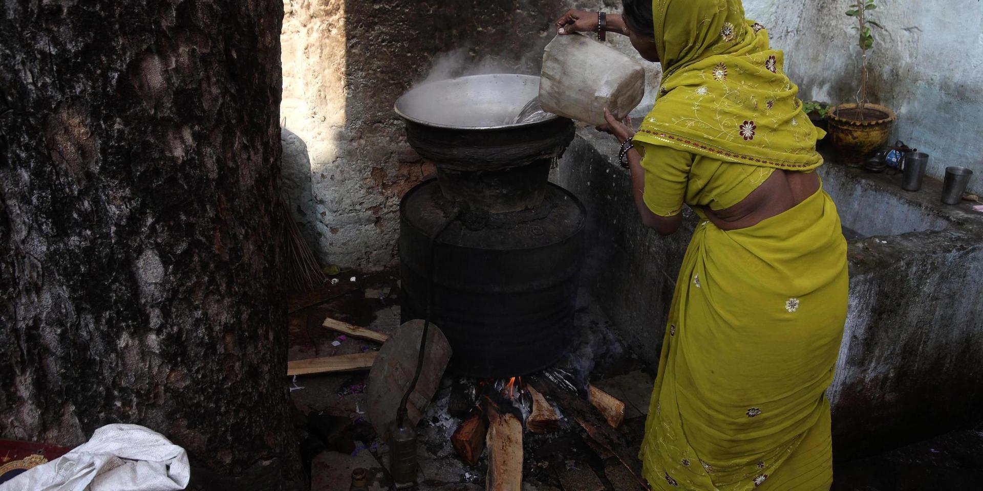 Illegal sprit kostar hundratals liv i Indien varje år. På bilden hembränning i delstaten Andhra Pradesh. Arkivbild.