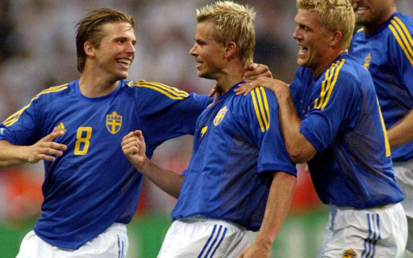 Niclas Alexandersson jublar efter mål mot England i VM 2002. Arkivbild.