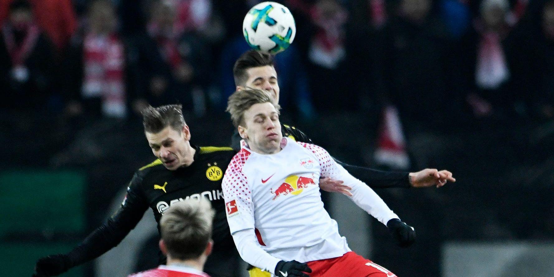 Leipzigs Emil Forsberg i en höjdduell i matchen mot Dortmund.