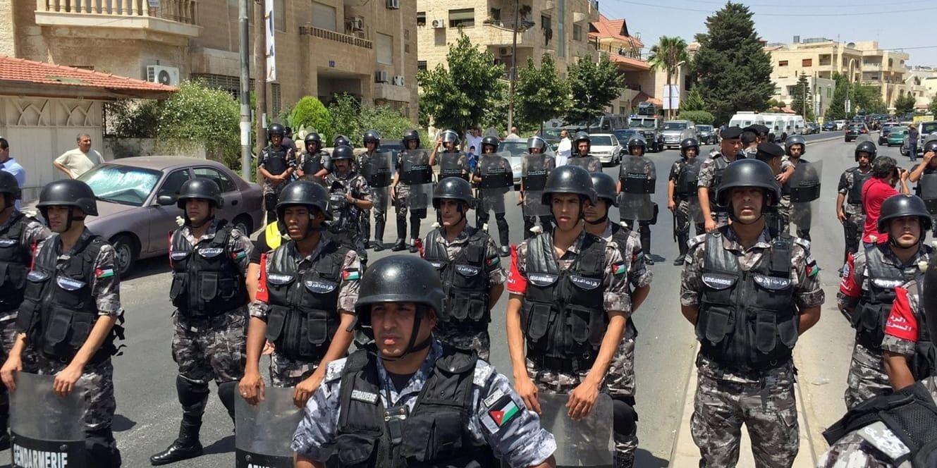Jordansk kravallpolis blockerar vägen för hundratals demonstranter som skanderade "död åt Israel" efter dödsskjutningen vid Israels ambassad i Amman i somras. Arkivbild.