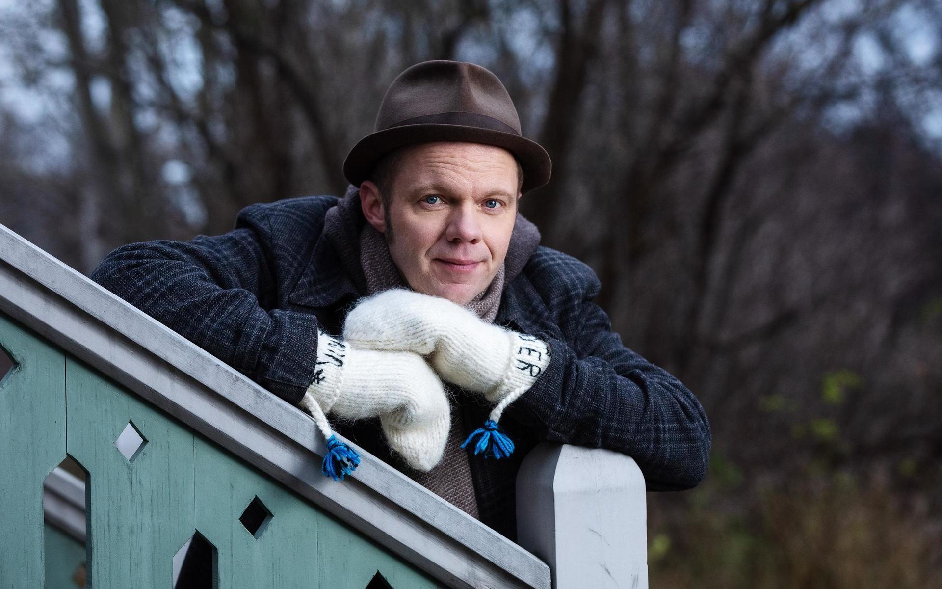 På nyårsafton sänder komikern och skådespelaren Olof Wretling sitt åttonde ”Vinter i P1” – i år live både i ljud och bild.
