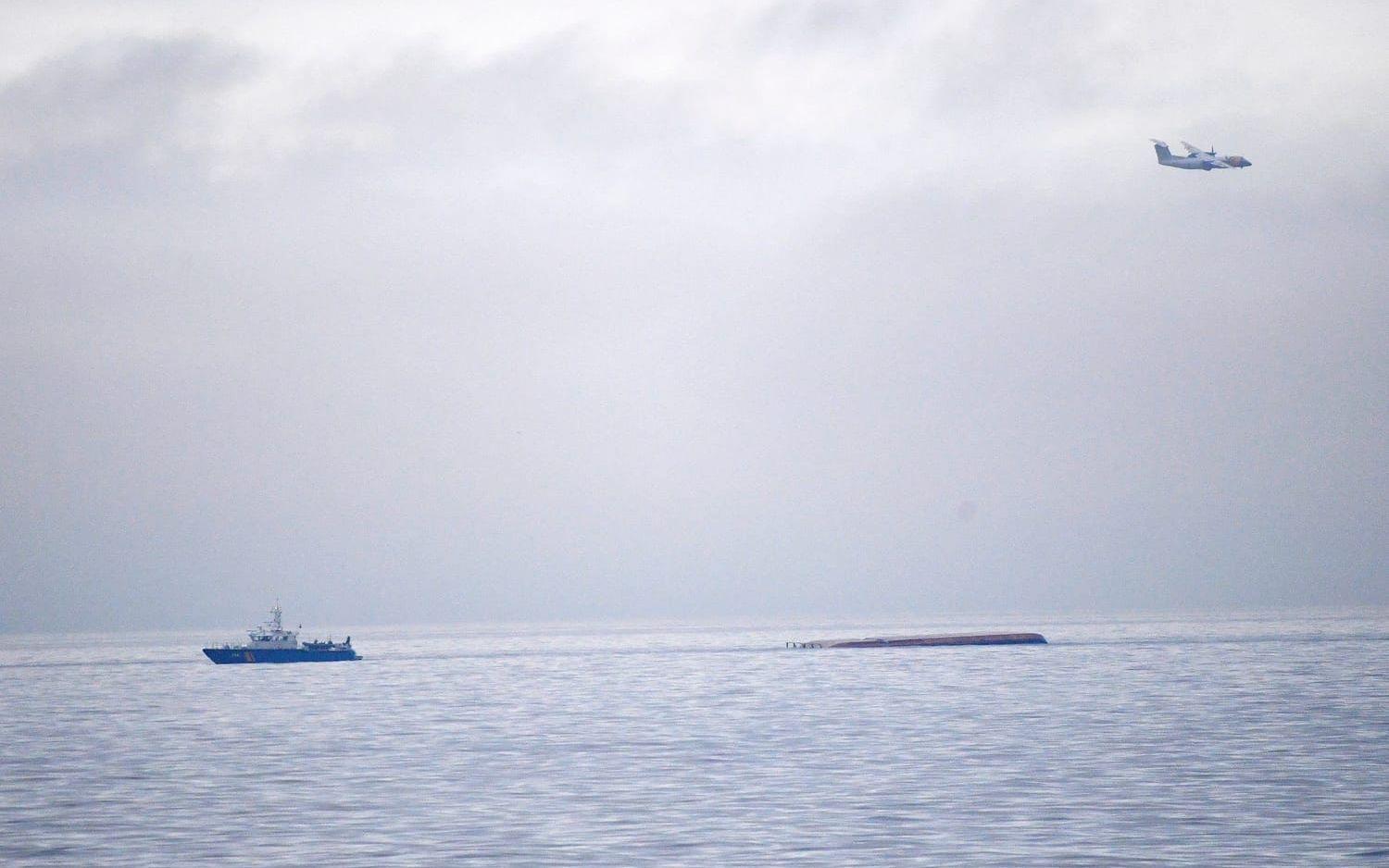 Det danska fartyget Karin Hoej har kapsejsat och ligger upp och ned i vattnet. 