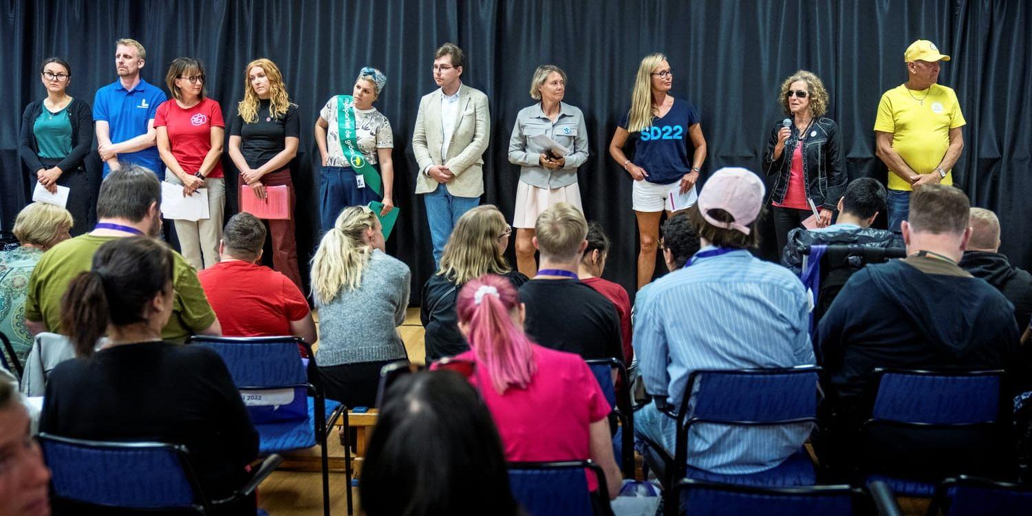 Göteborgspolitiker mot väggen i Växthuset: Sabina Music (C), Jens Adamik, (L), Marina Johansson (S), Jennifer Merelaid Hankins (V), Klara Holmin (MP), Andreas Fock (KD), Åsa Hartzell (M), Agneta Kjaerbeck (SD), Denise Cresso (FI) och Sten Höij-Svensson (D).