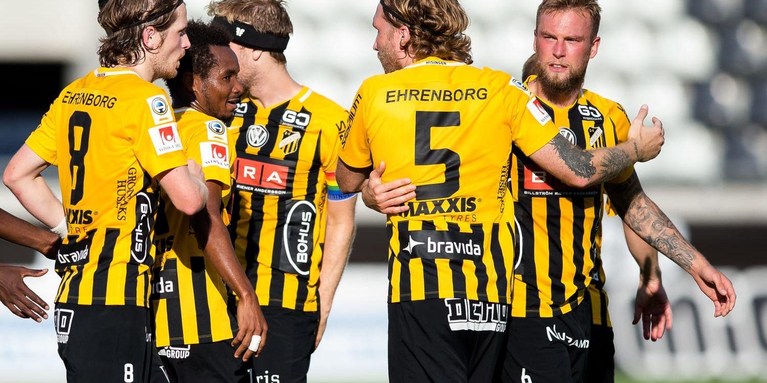 Häcken firar Alexander Faltsetas mål under söndagens match mot Örebro. 