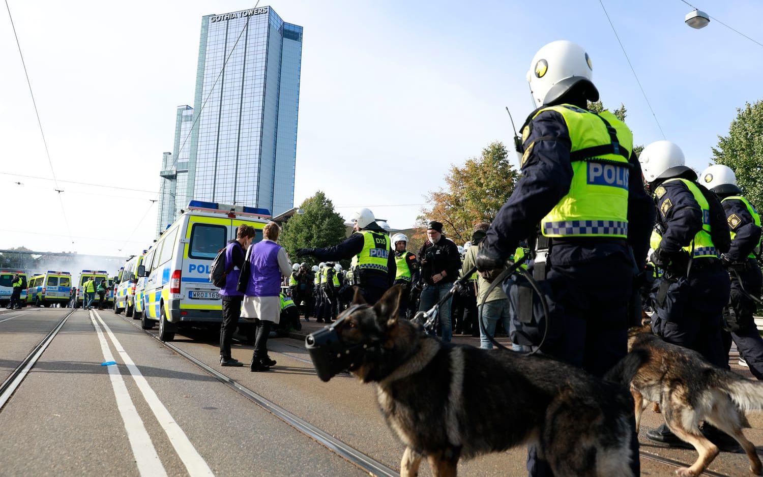 Enligt polisen är de hundar och hästar ovärdeliga vid tillfällen som under lördagen. Foto: GP