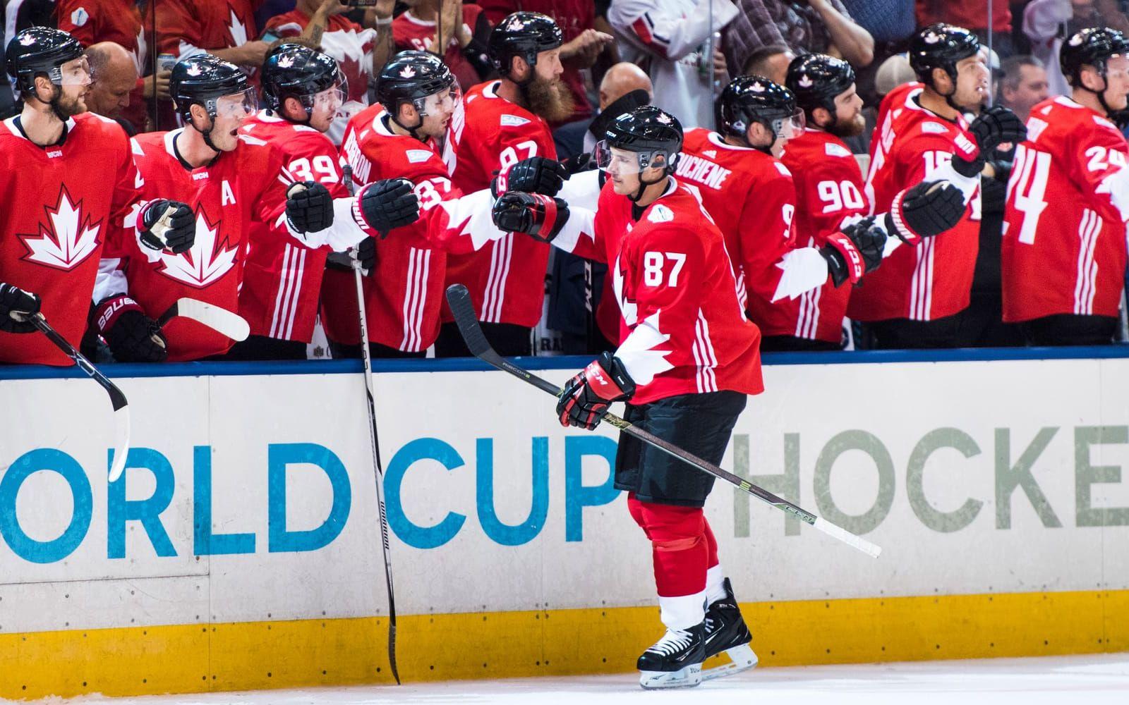 Viasats sports rinksidereporter Jonatan Lindquist tror att Kanada vinner semifinalen mot Ryssland. Foto: Bildbyrån
