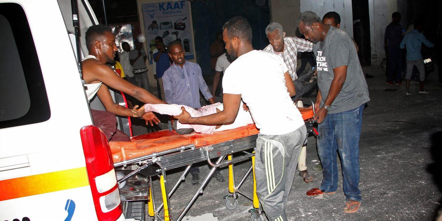 Mogadishubor hjälper en person som skadats i torsdagens terrordåd.