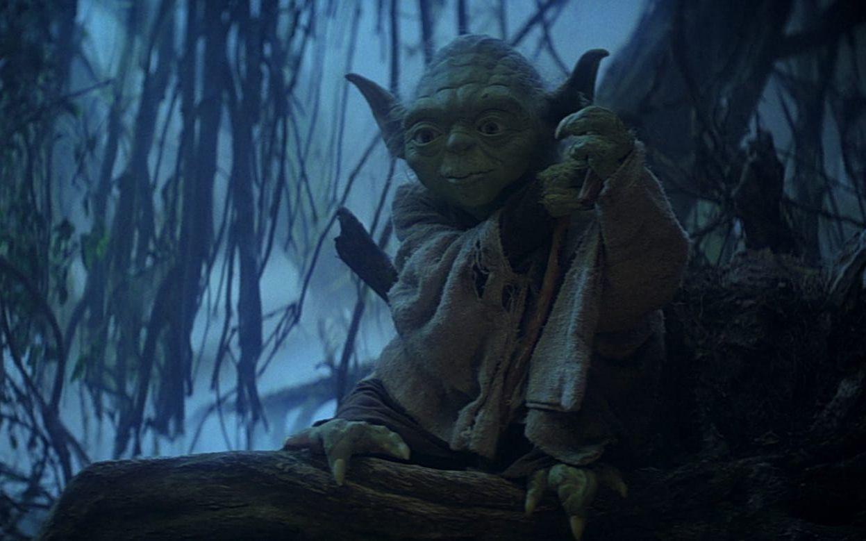 Yoda är en 800 år gammal jedi-krigare som gärna kastar om orden när han pratar. Foto: Disney