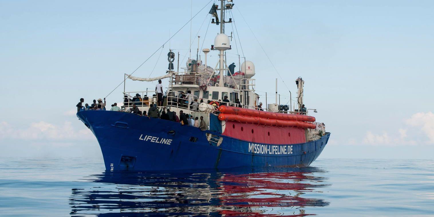 Räddningsfartyget Lifeline fick lägga till i Malta efter att andra EU-länder gått med på att ta emot flyktingarna. Arkivbild.