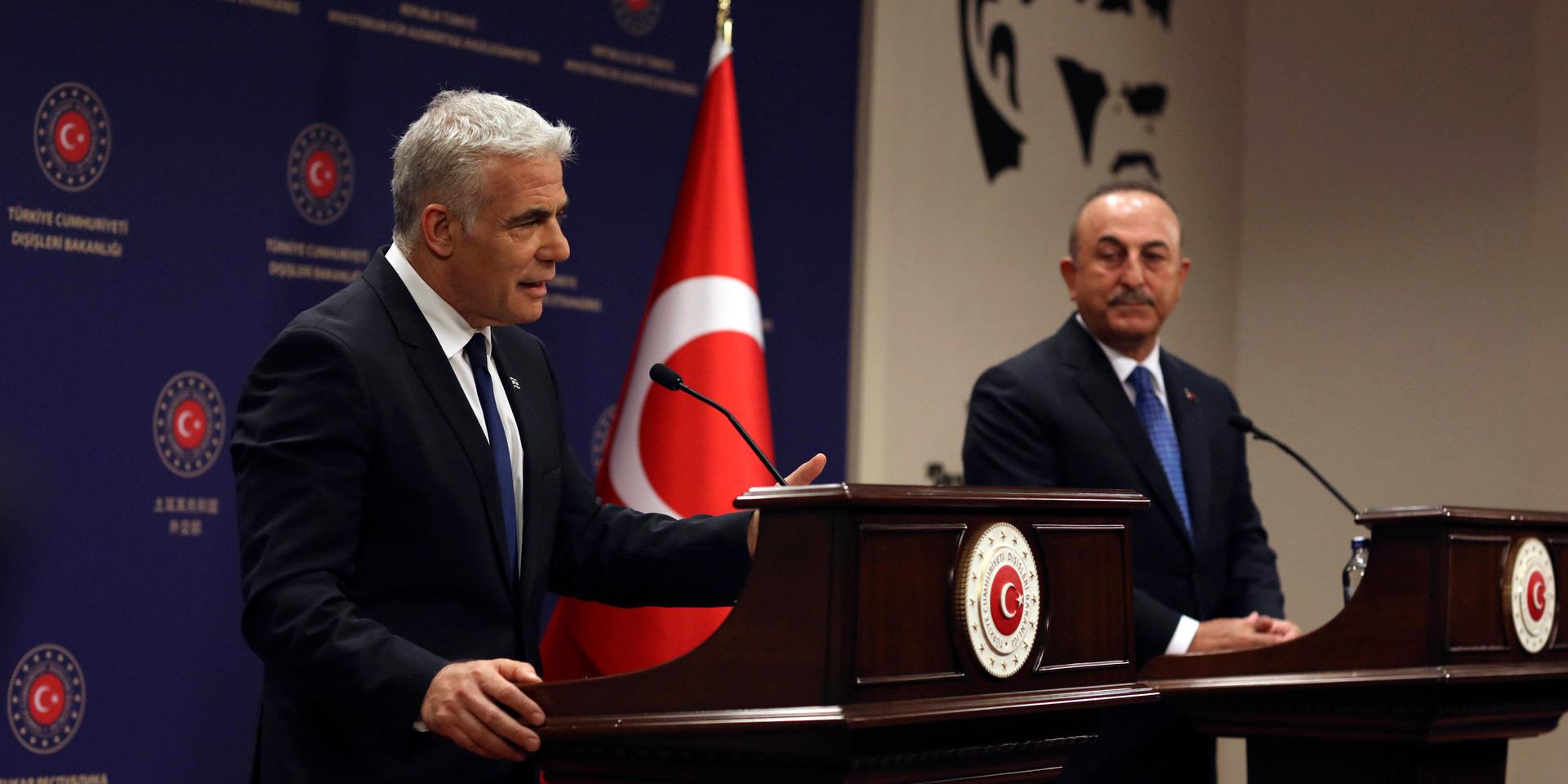 Turkiets utrikesminister Mevlüt Çavuşoğlu, till höger, och Israels utrikesminister Yair Lapid under en pressträff.