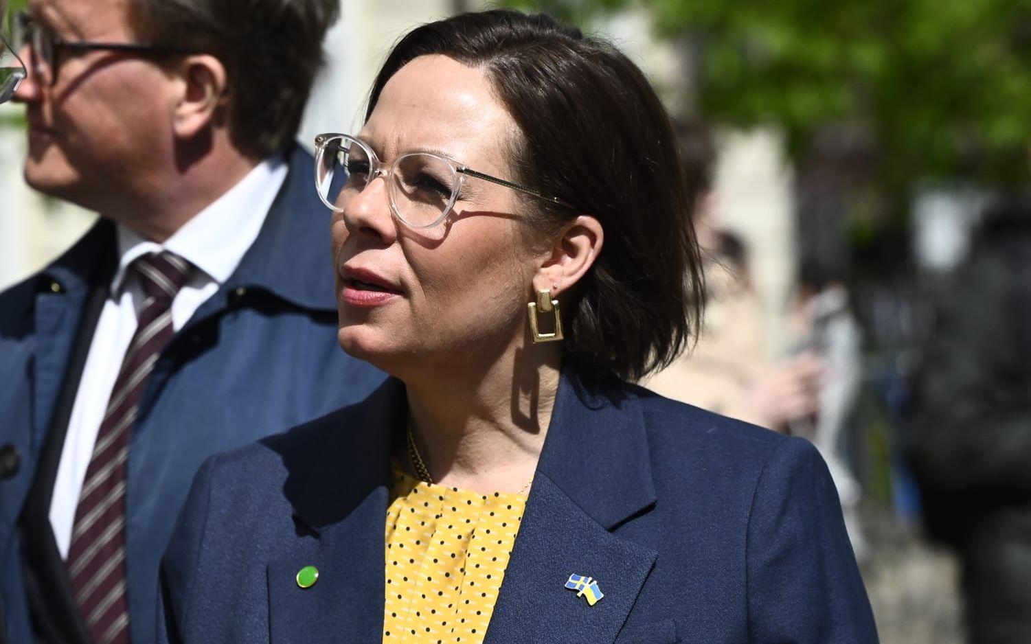 På plats i Ukraina poängterar utrikesminister Maria Malmer Stenergard (M) hur viktig en varaktig öppning av Hormuz-sundet är.