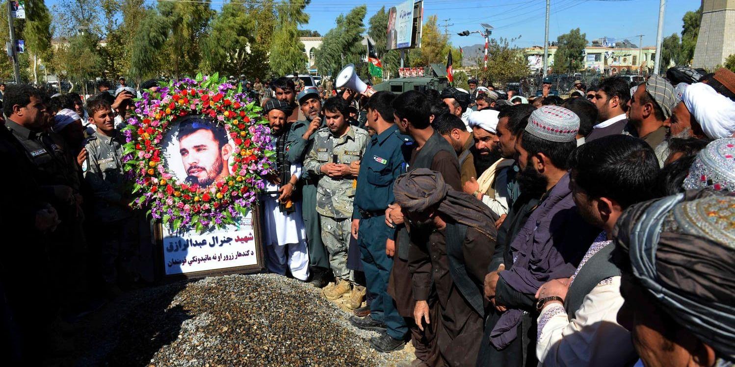 Sörjande samlades under fredagen vid Abdul Raziqs grav i Kandahar.
