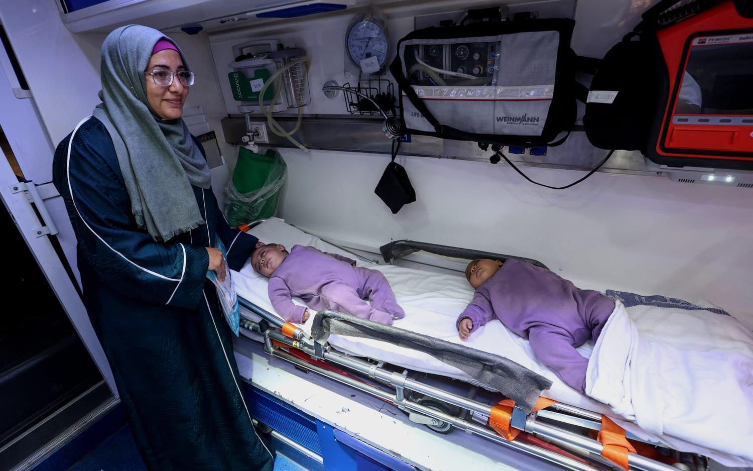 Skadade och sjuka palestinska barn på väg mot Jordanien för vård på måndagen.