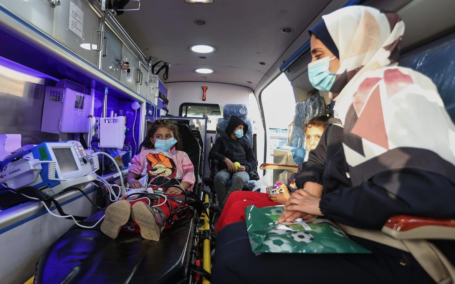 En ambulans vid gränsövergången Allenby, på väg mot Jordaniens huvudstad Amman på måndagen.