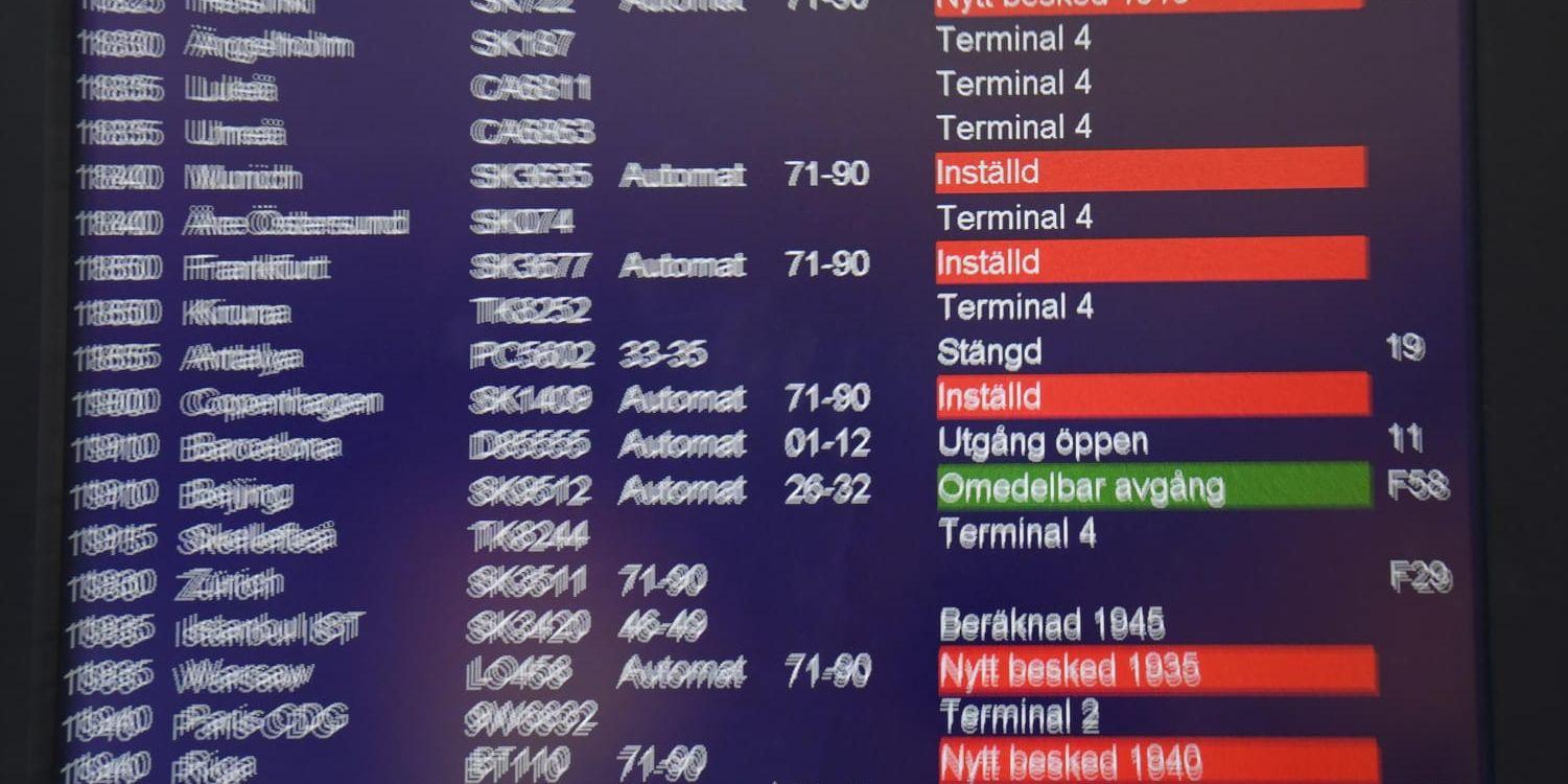 Många flyg ställdes in eller försenades på lördagseftermiddagen. Här anslagstavlan på Arlanda flygplats.