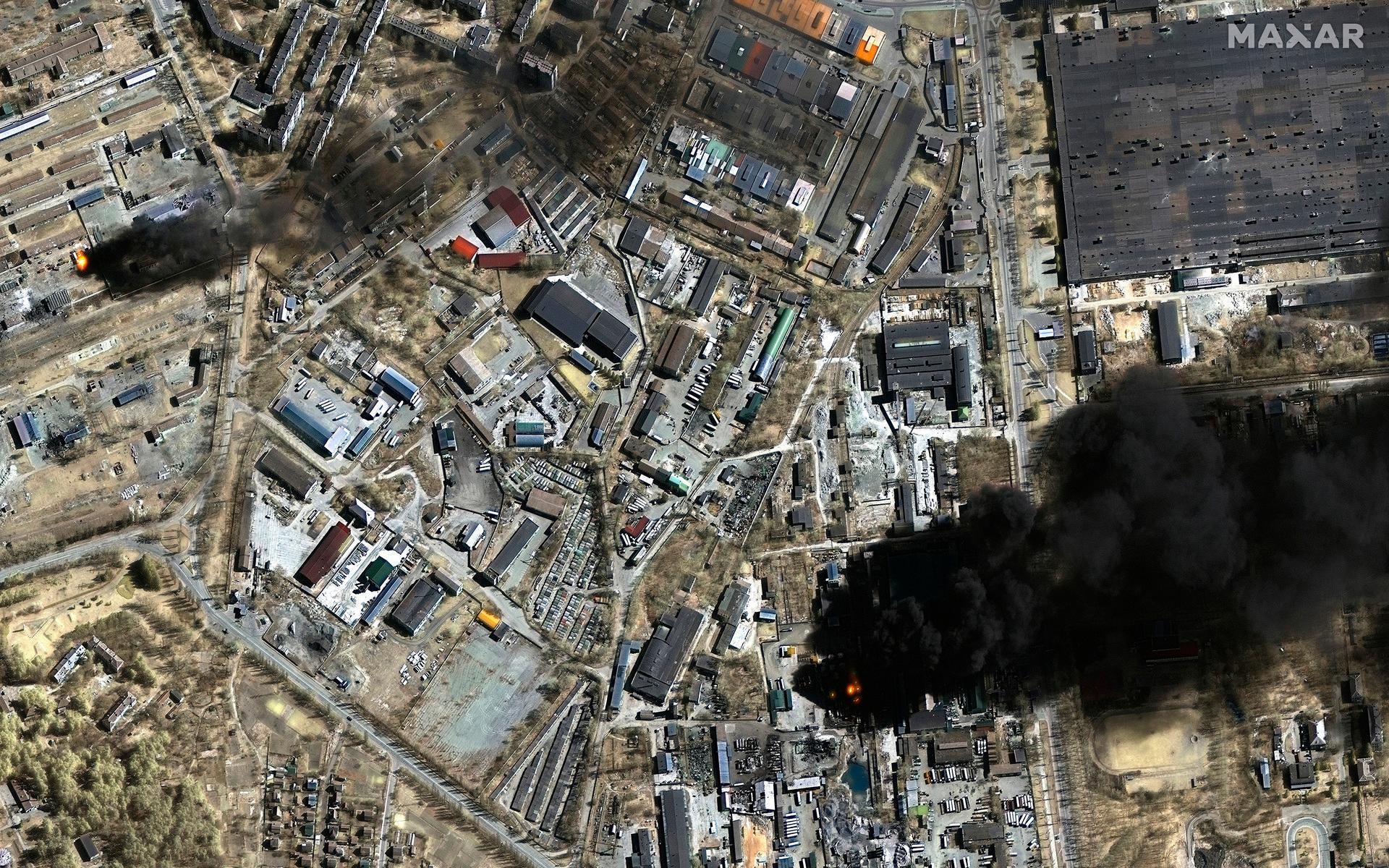Satellitbilder tagna måndagen den 21 mars, som visar oljedepåer i brand efter en attack mot ett industriområde i staden. 