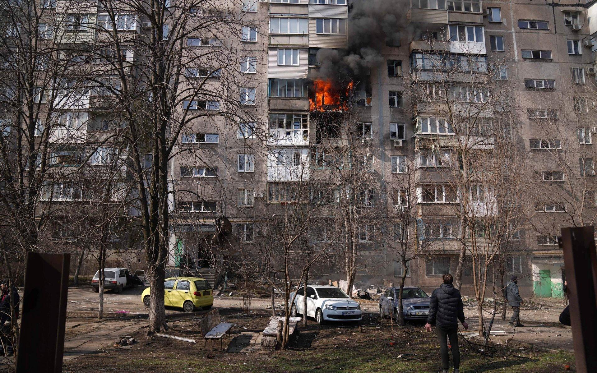 En lägenhet i brand efter en attack i Mariupol.