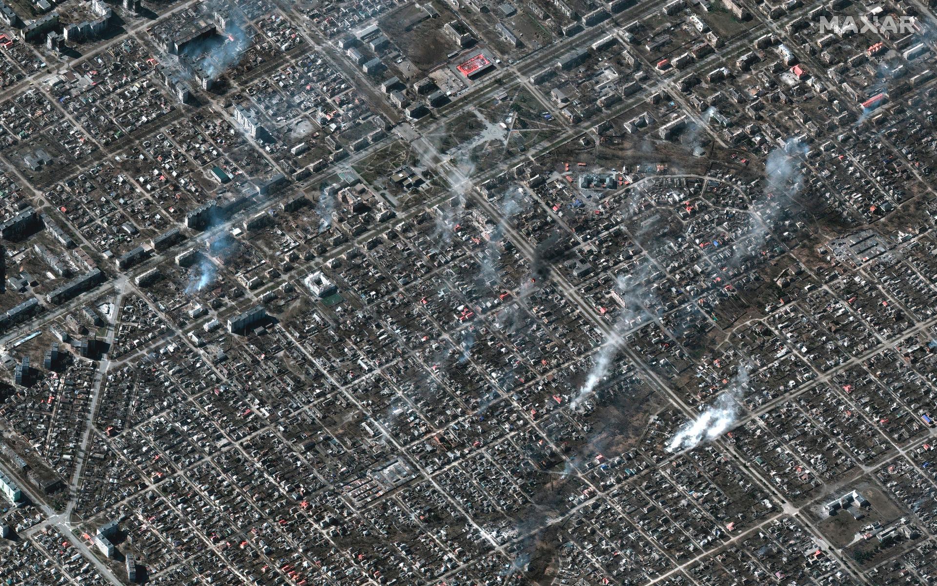 Satellitbild som visar flera bostadshus i brand efter attacker i staden. 