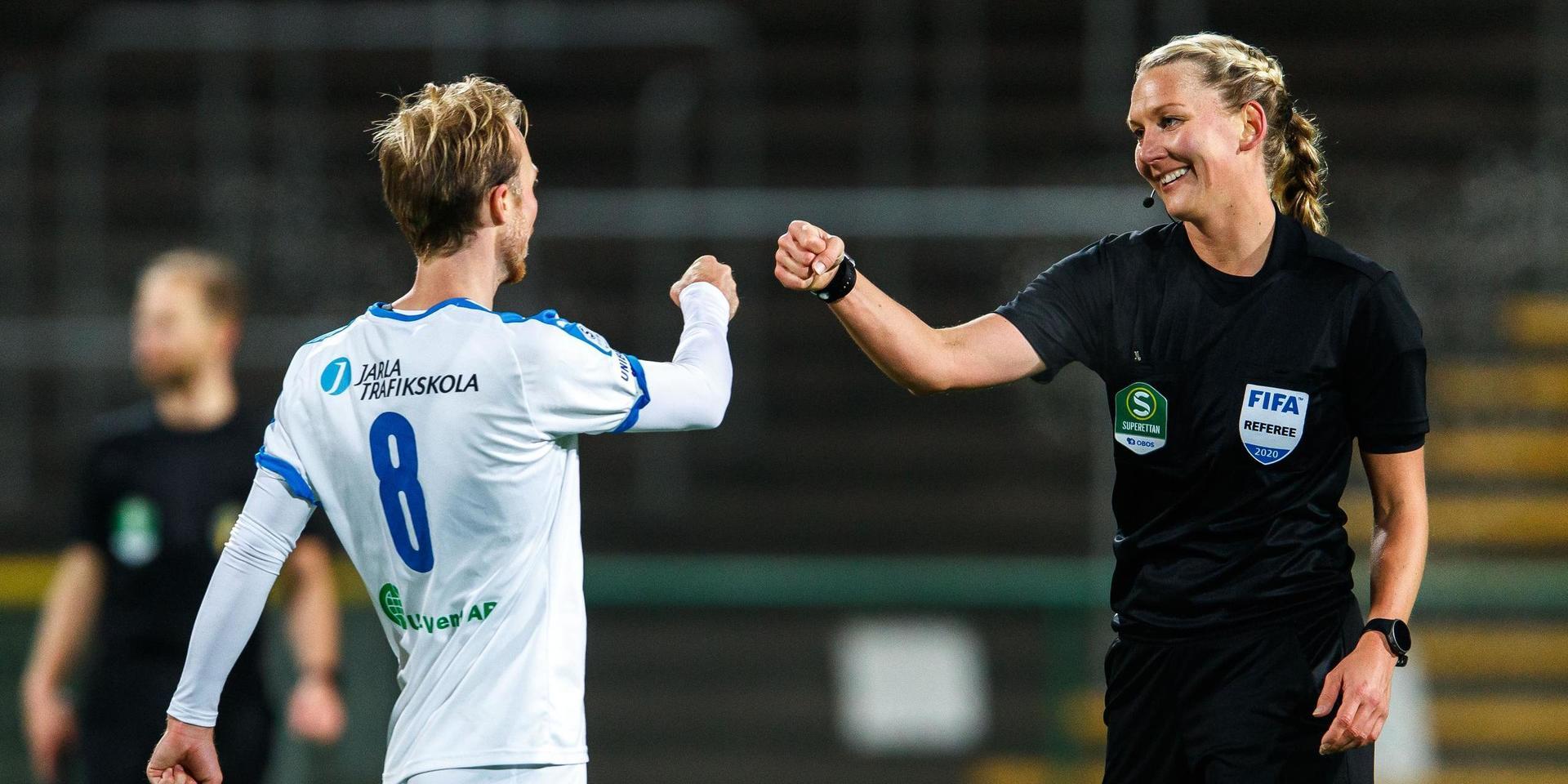 Akropolis Pontus Åsbrink tackar domare Tess Olofsson efter matchen.