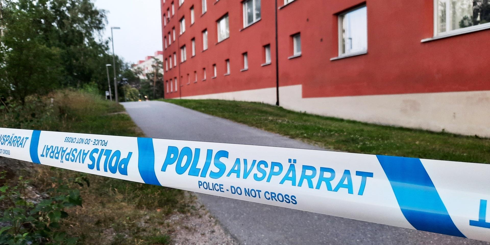 Igår kväll skadesköts två barn i förskole- och lågstadieålder i ett bostadsområde i Flemingsberg, söder om Stockholm. 