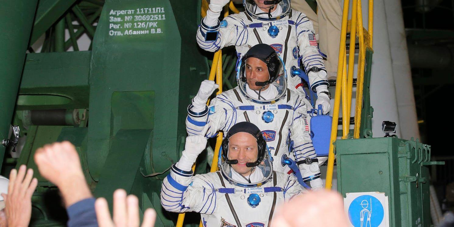 Rymdfararna Alexander Misurkin, (längst ner), Joe Acaba och Mark Vande Hei tar plats i Sojuz-raketen inför avresan.