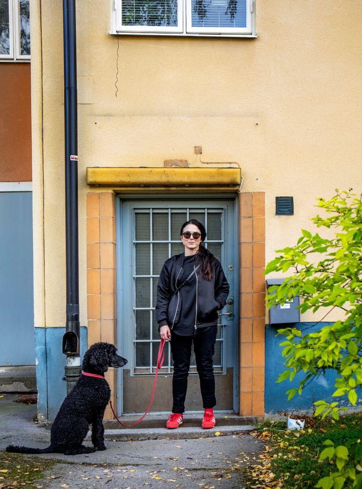 Nina Hemmingsson med kungspudeln Tora utanför sin ateljé. Bild: Lisa Thanner