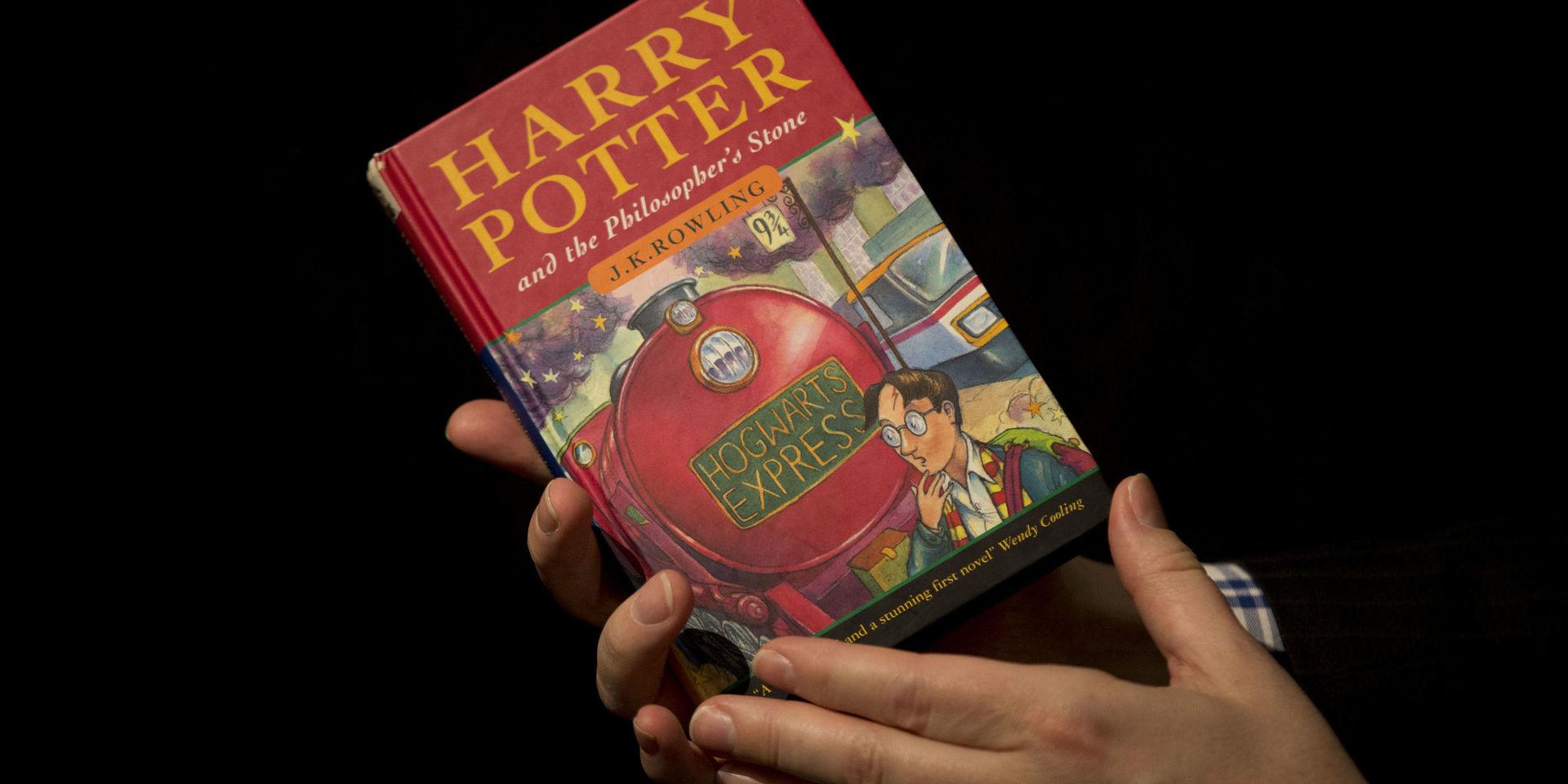 En förstautgåva av 'Harry Potter och de vises sten' har sålts för över 330 000 kronor. Arkivbild. 