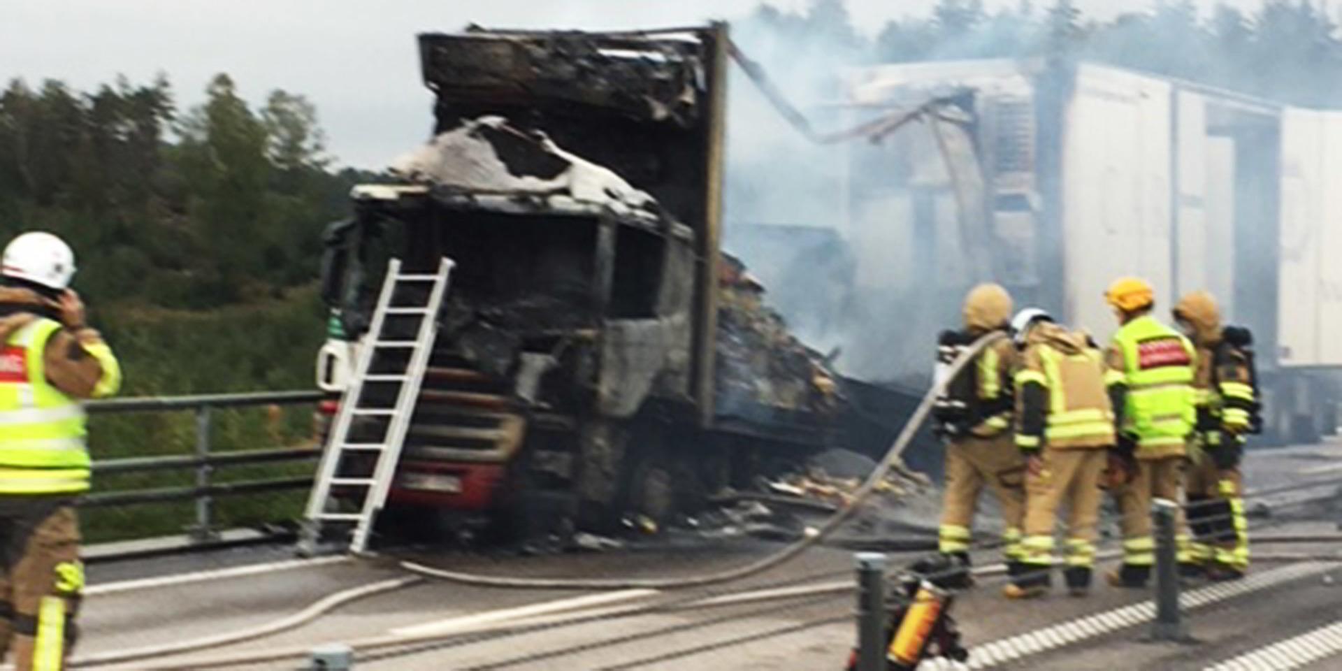 Lastbilen totalförstördes vid branden.