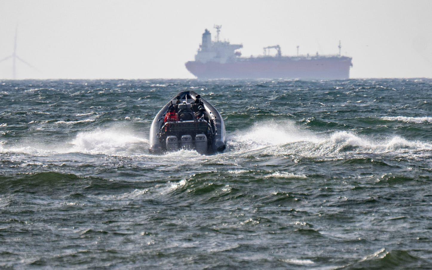 Insatsstyrkan och Kustbevakningen på väg ut till ett misstänkt skuggflottefartyg utanför Trelleborg i mars. Arkivbild.