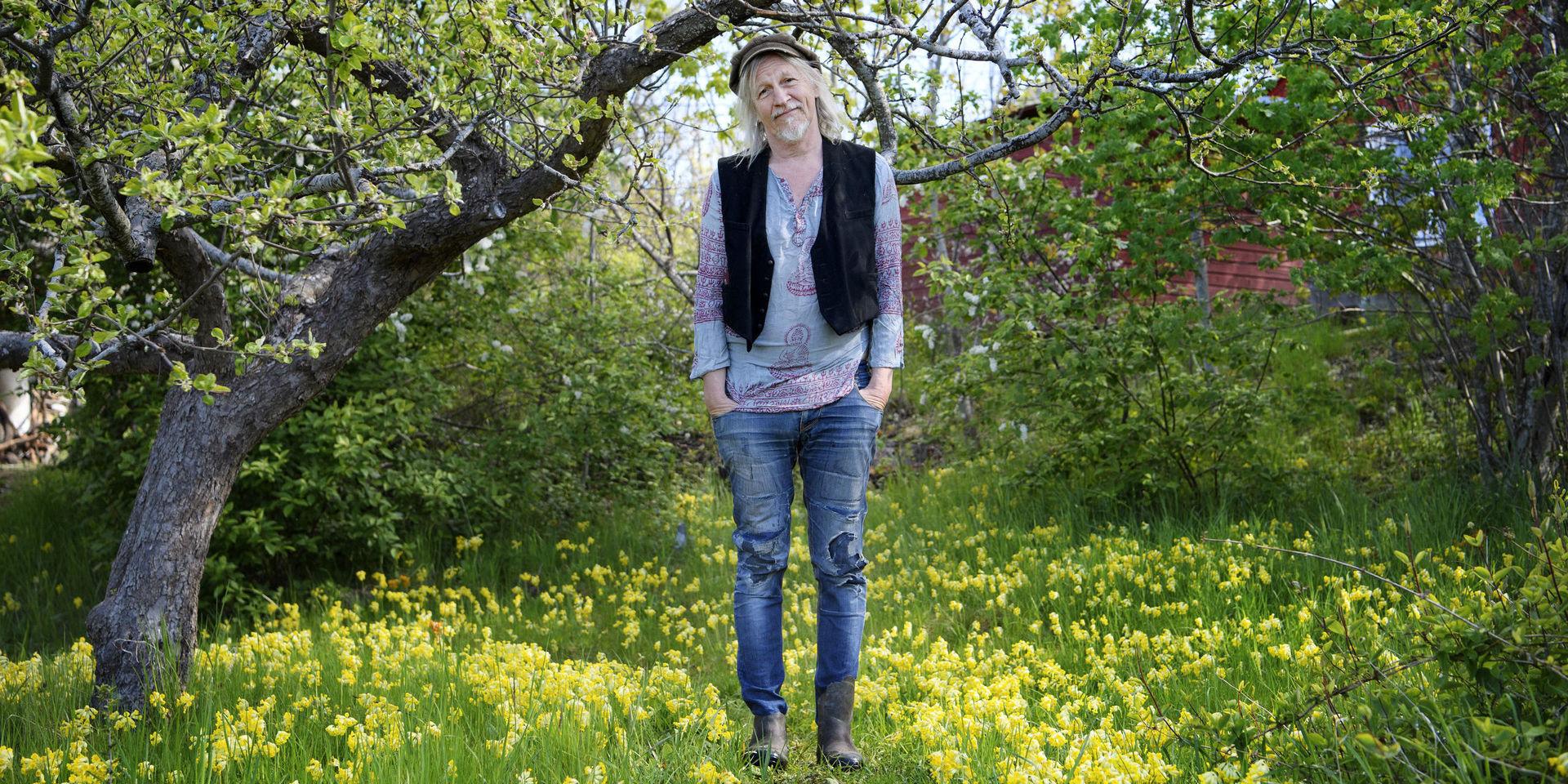 Stefan Sundström trivs med livet som musiker och odlare. För närvarande har odlandet tagit över, eftersom spelningarna ställts in. Nu fyller han 60 år.