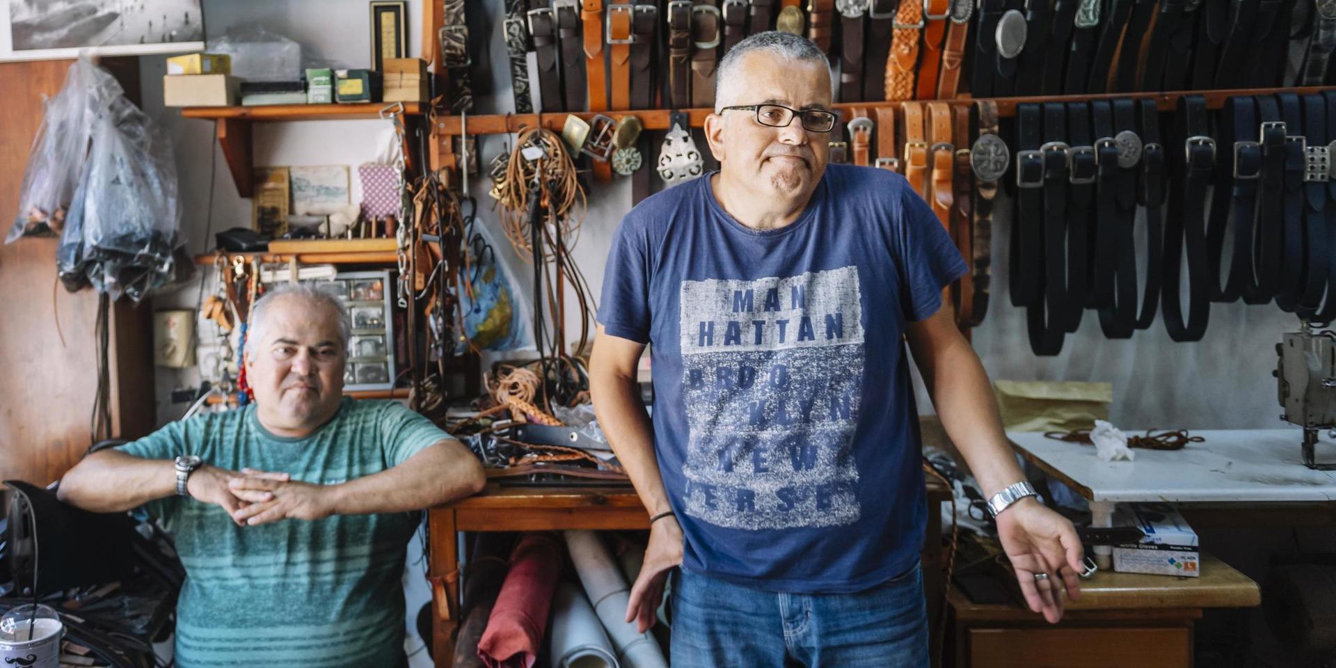 Vasilis och Nikos Kougioumtzoglou driver en läderverkstad och butik i Rhodos stad. Sedan den grekiska semesterön öppnade för internationella direktflyg för ett par dagar sedan har de haft två kunder, som köpte sandaler. 