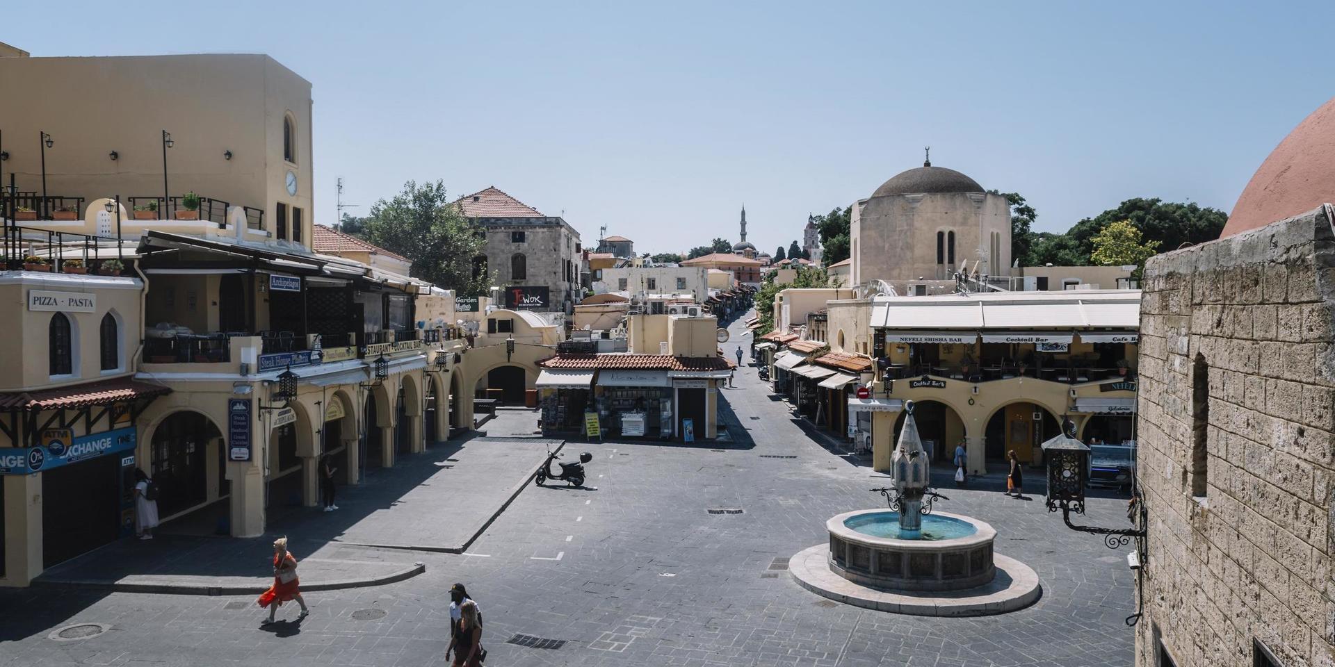 Sokratesgatan i Rhodos stad är tom och ödslig.