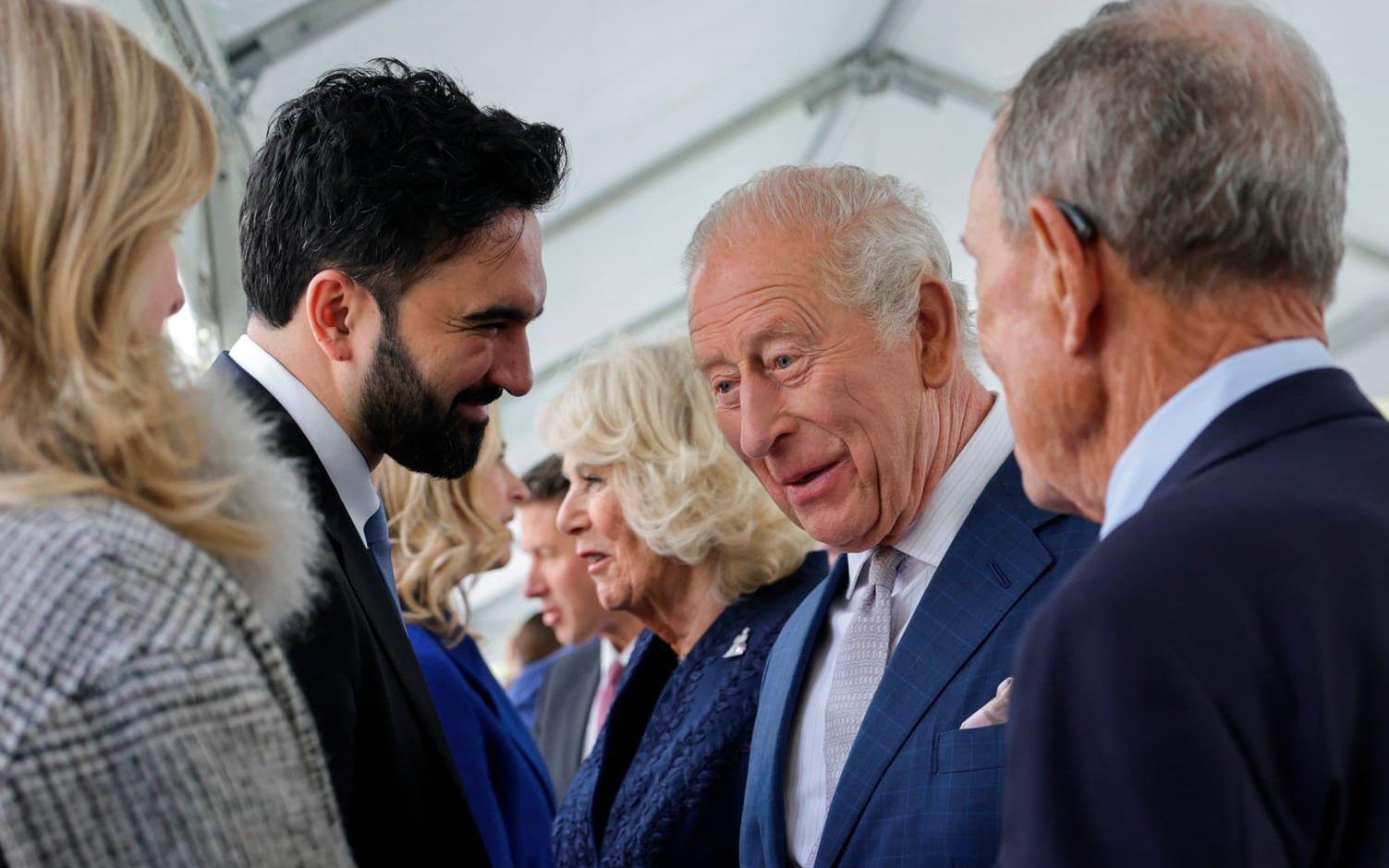 New Yorks borgmästare Zohran Mamdani och Storbritanniens kung Charles III i New York på onsdagen. Bredvid Charles syns hans fru, drottning Camilla.