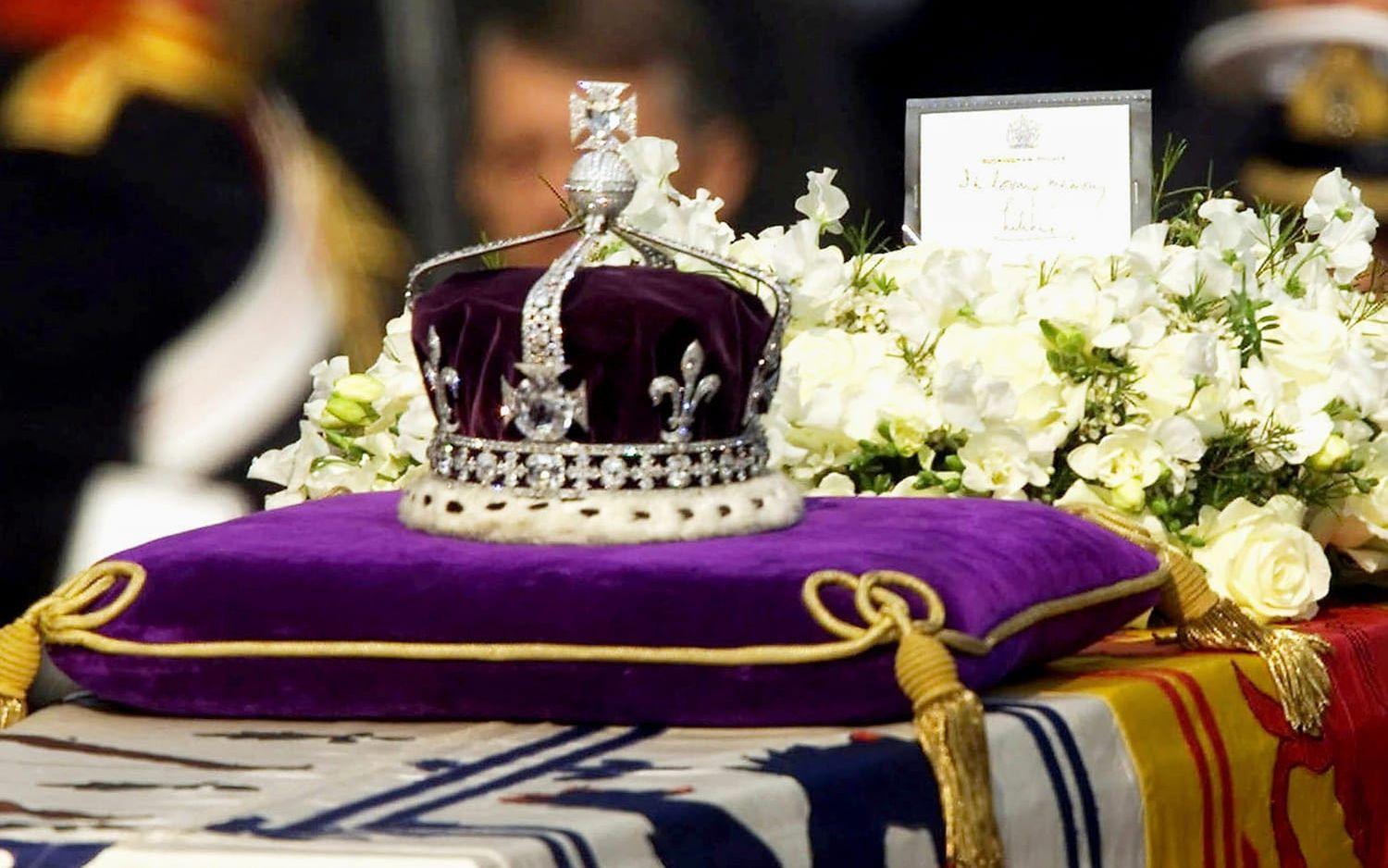 Diamanten Koh-i-noor, här i drottningmoderns krona under dennes begravning 2002, förvärvades från Indien av drottning Victoria 1849 och är känd som en av världens största slipade diamanter.