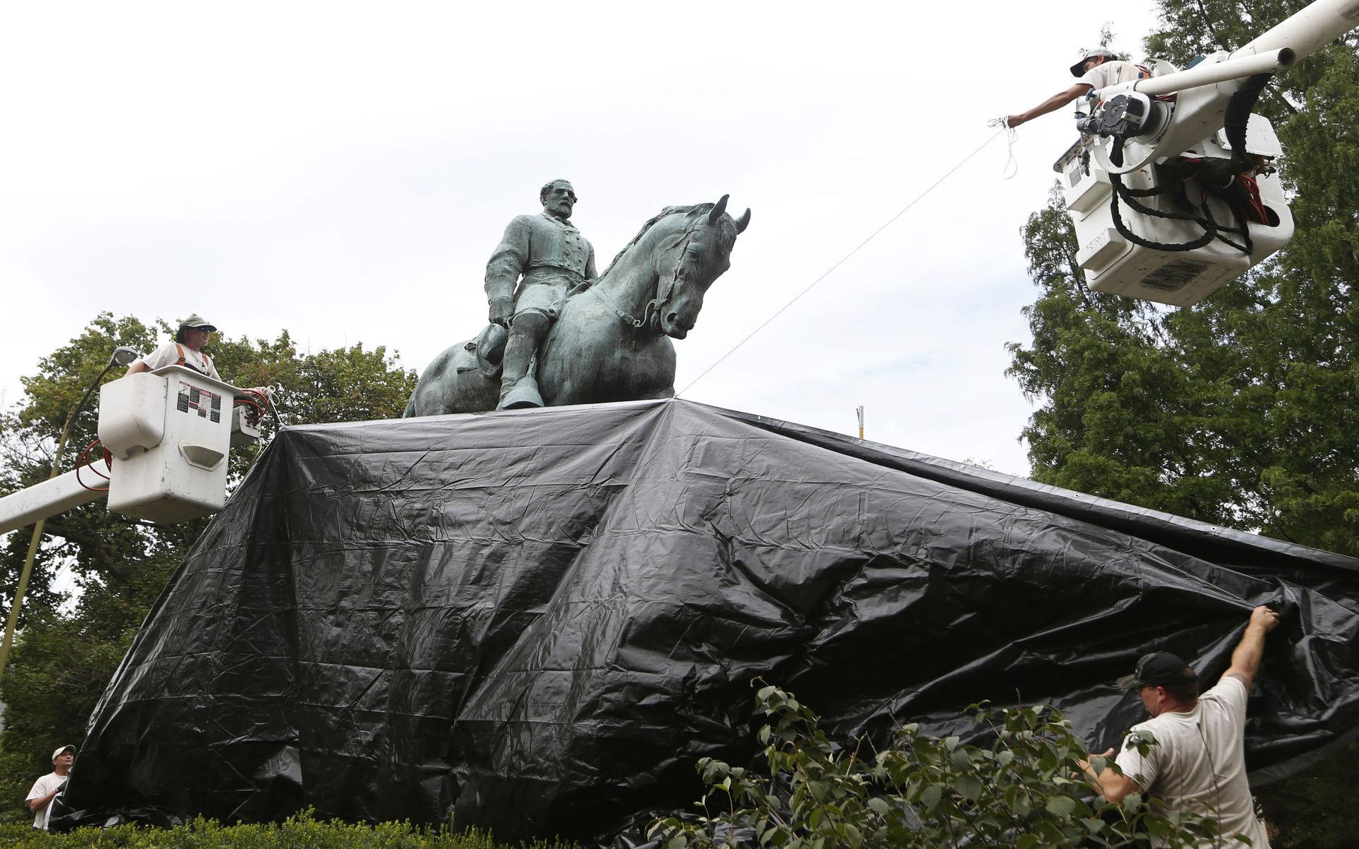 Som en markering av sorg för demonstranten Heather Heyer som miste livet i Charlottesville täcktes statyn av sydstatsgeneralen Robert E Lee.