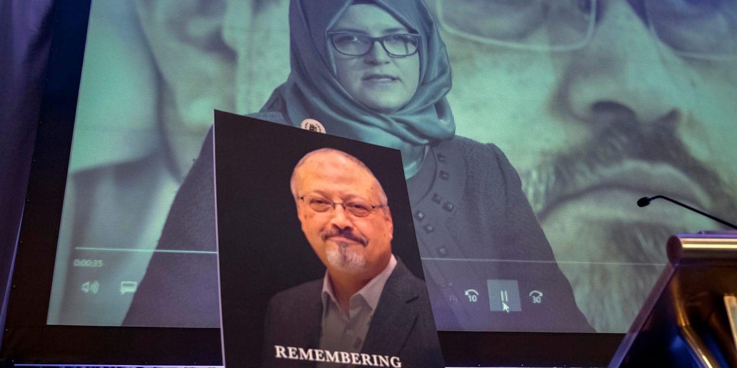 Den dödade saudiske journalisten Jamal Khashoggis porträtt hålls upp vid en minnesstund. I bakgrunden syns hans fästmö Hatice Cengiz.
