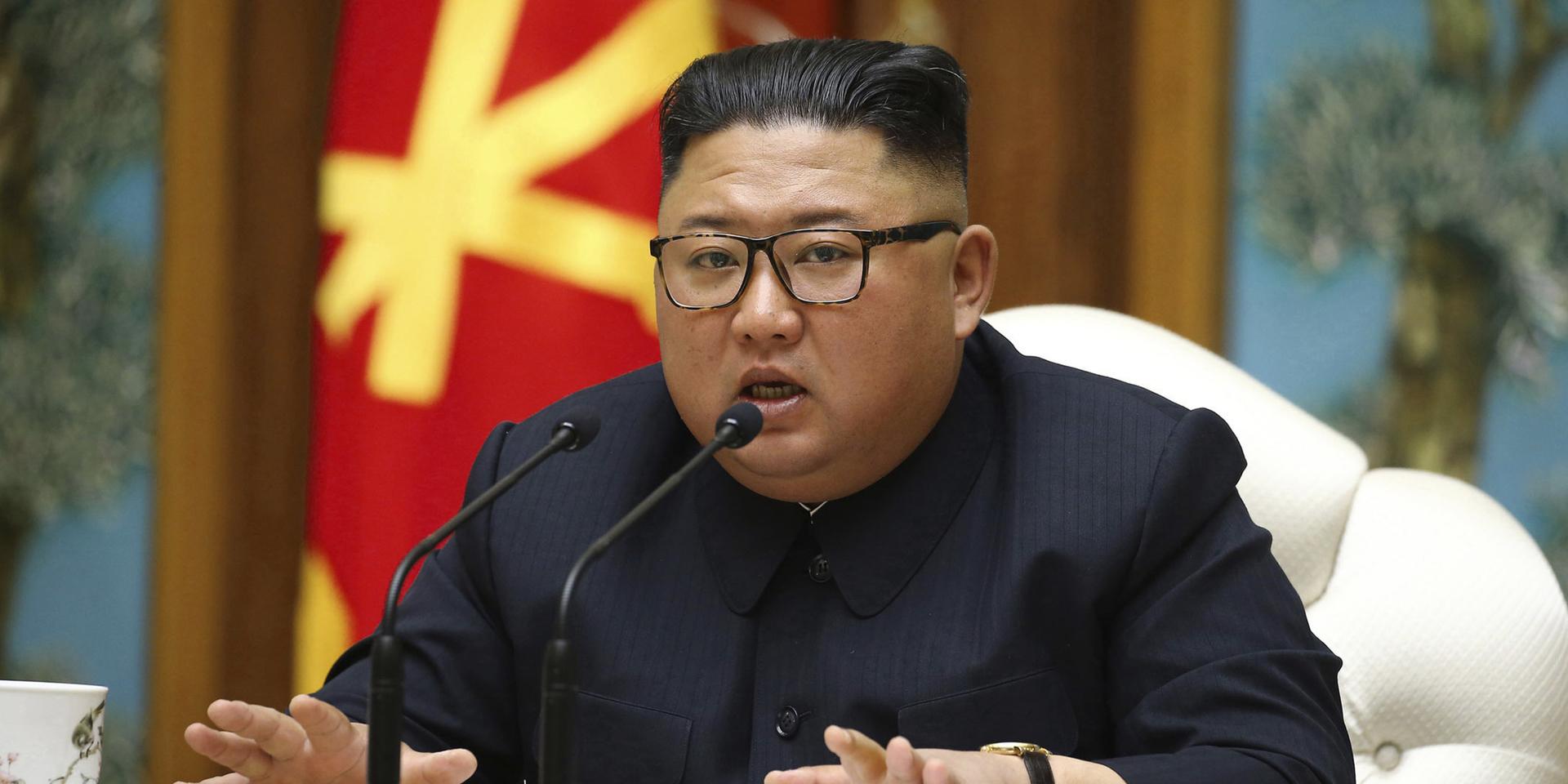 Nordkoreas diktator Kim Jong-Un på en bild som enligt regimen togs den 11 april, den senaste gången han syntes offentligt.