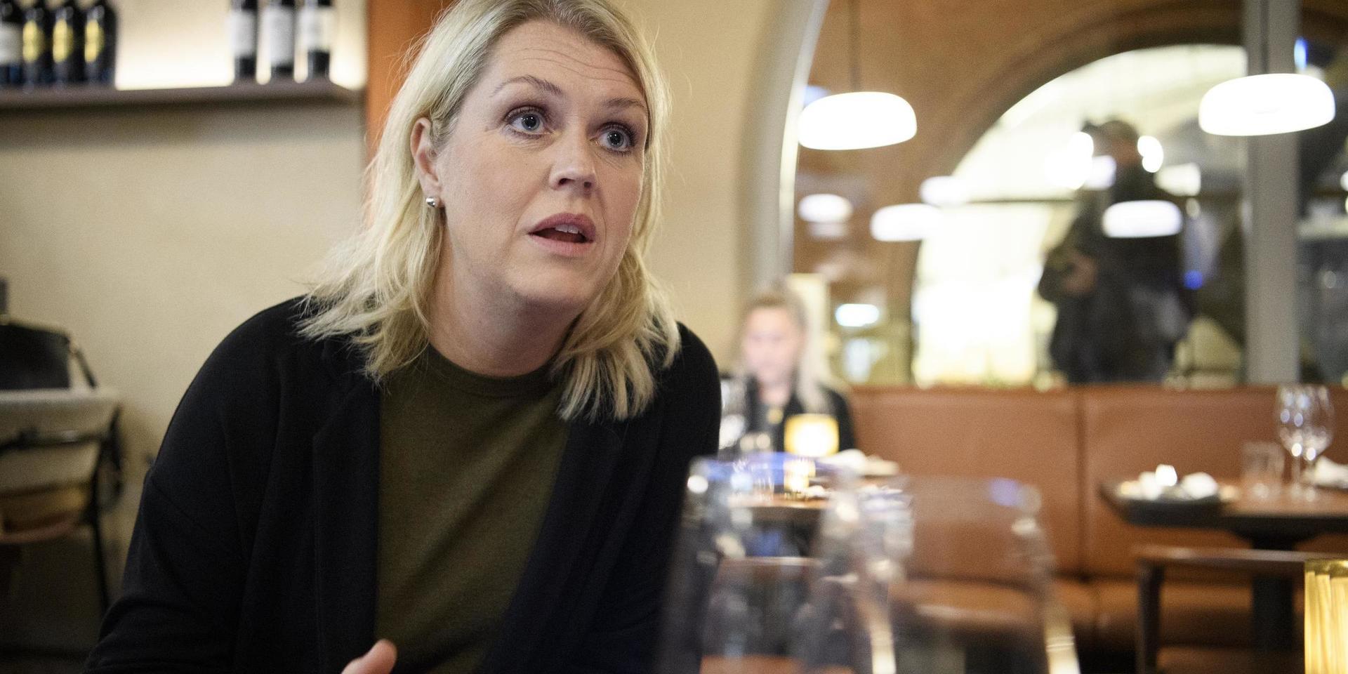 — Jag tycker att man ska känna att man vågar besöka restauranger som sköter sig, säger socialminister Lena Hallengren i samband med en inspektion på en restaurang i Stockholm.