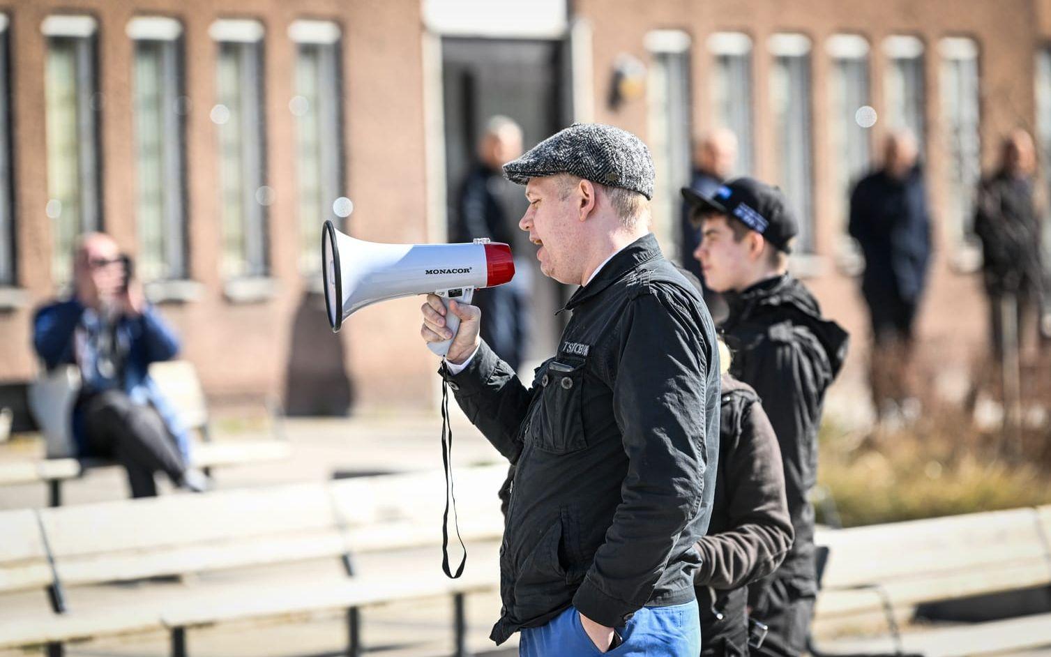 Rasmus Paludan, partiledare för det högerextrema partiet Stram kurs, vid ett möte i Rinkeby i Stockholm på långfredagen.