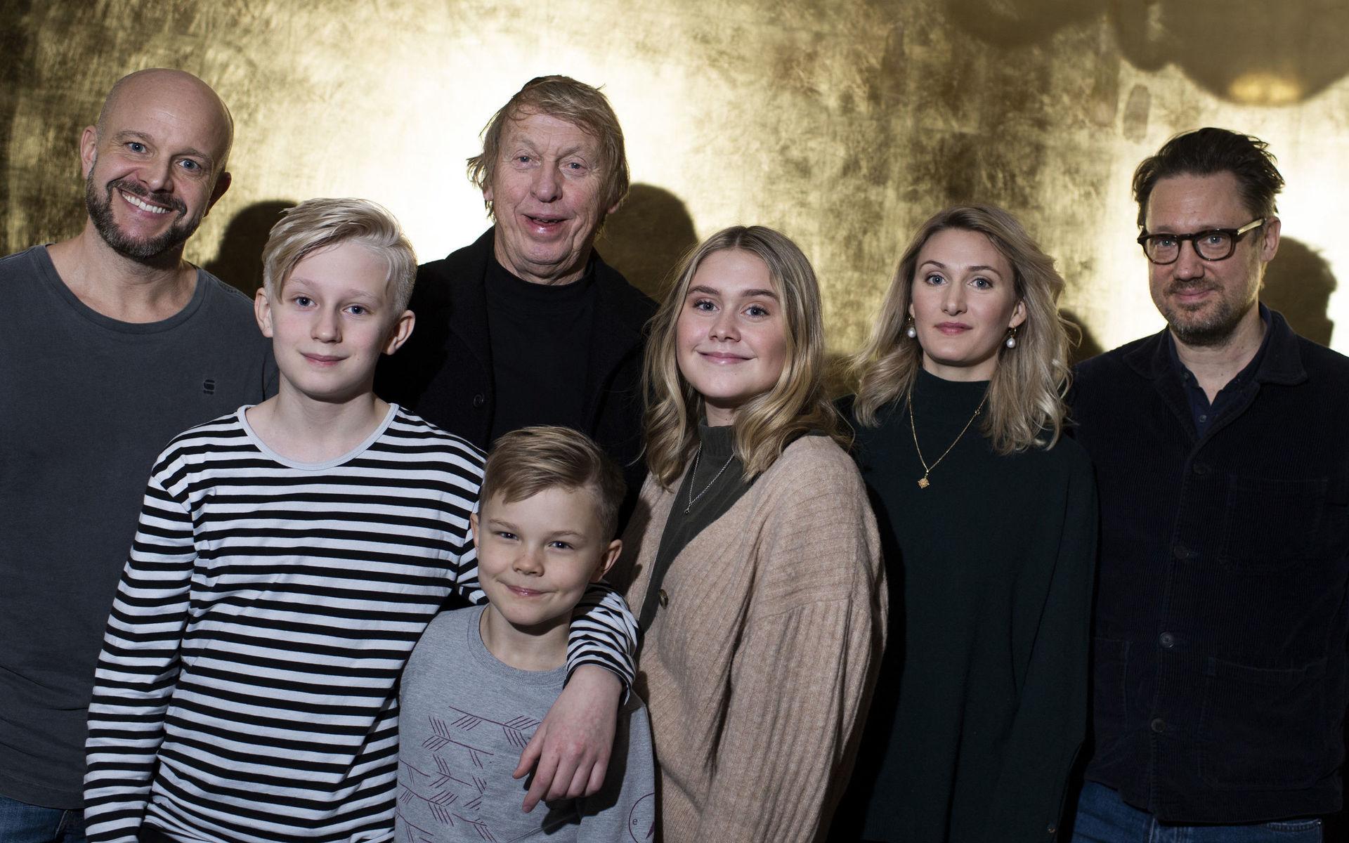 Fredrik Hallgren, Elis Gerdt, Tomas von Brömssen, Baxter Renman, Sissela Benn och Tea Stjärne spelar familjen Andersson i 'Sune – best man', som regisserats av Jon Holmberg, längst till höger.