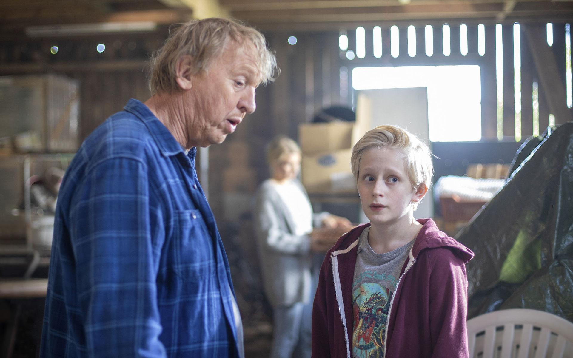 Sune (Elis Gerdt) kan inte bestämma sig för om han ska gå på sin morfars (Tomas von Brömssen) bröllop eller om han ska åka med på klassresan i 'Sune – best man'. Pressbild. 