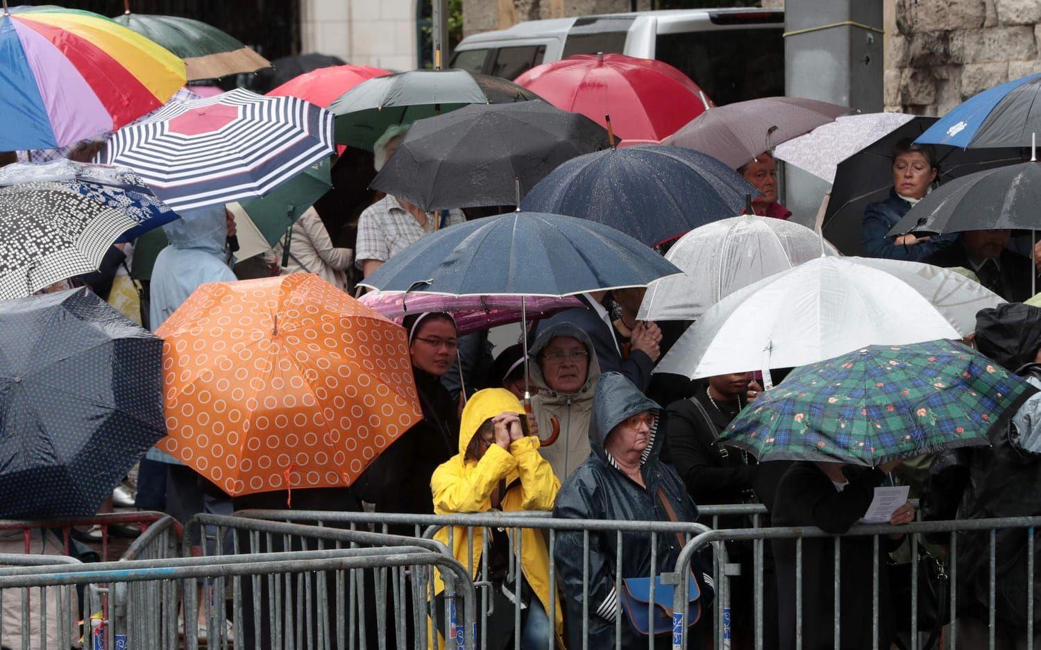 Tusentals trotsade regnet för att få en skymt av begravningen. Bild: TT