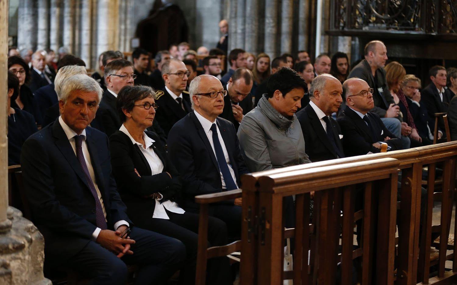 Franska politiker och representanter för katolska kyrkan fyllde de främsta bänkraderna i kyrkan. Bild: TT