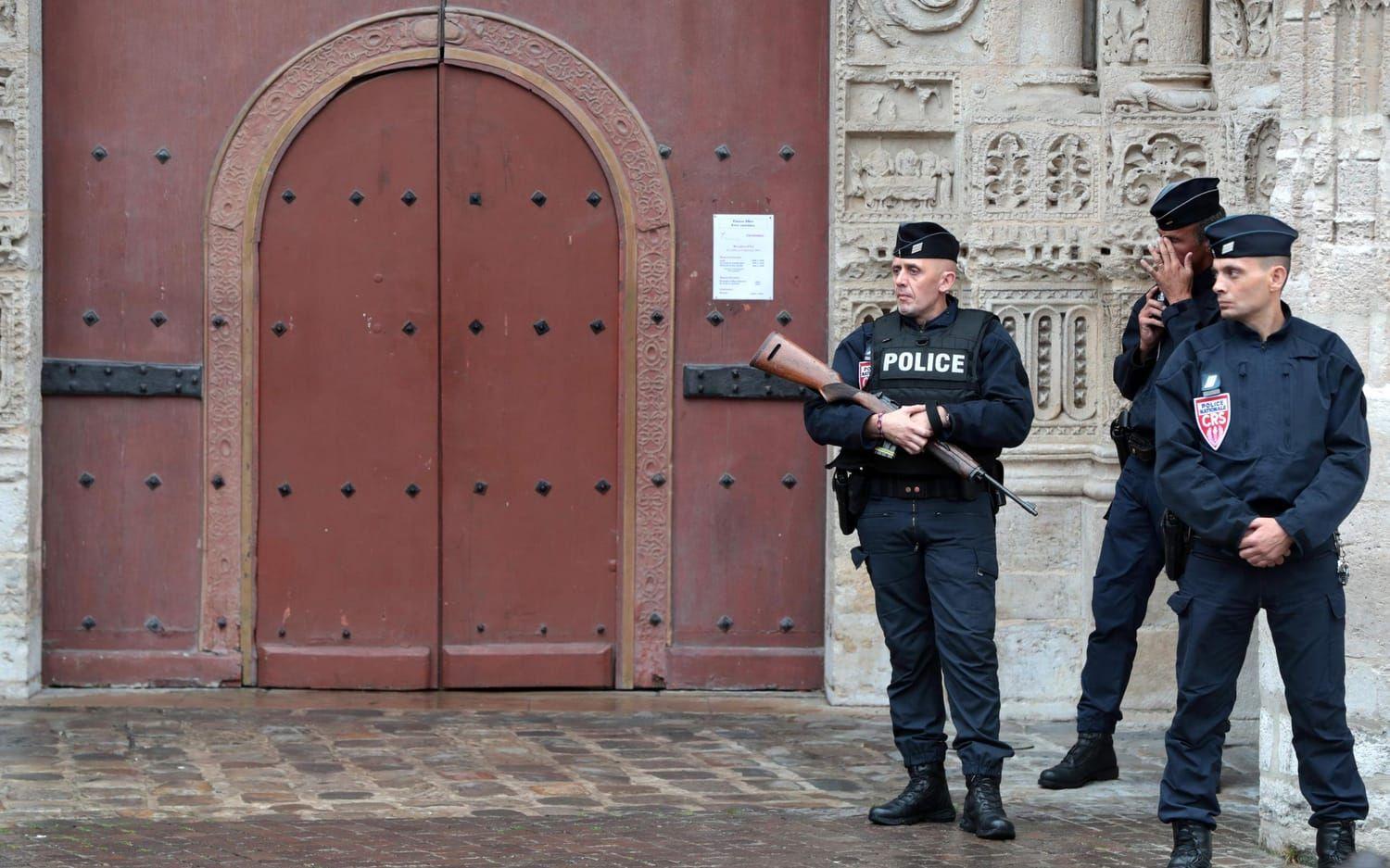 Beväpnad polis bevakade en av utgångarna från katedralen. Bild: TT
