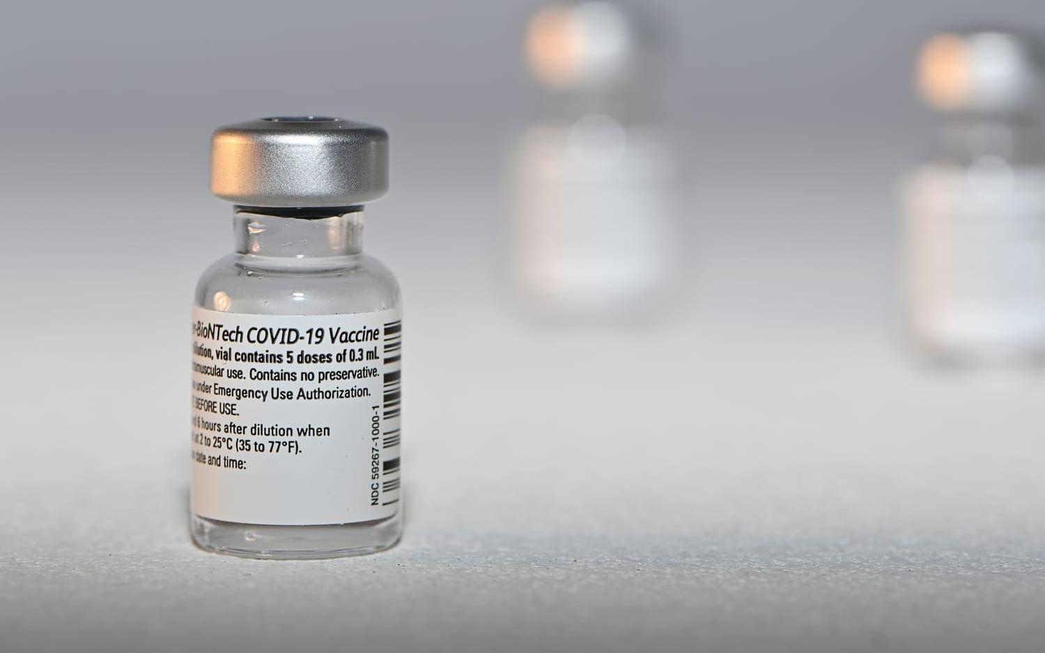 Vaccineringen med Pfizer-Biontechs covid-19-vaccin pågår just nu i Sverige. Arkivbild.