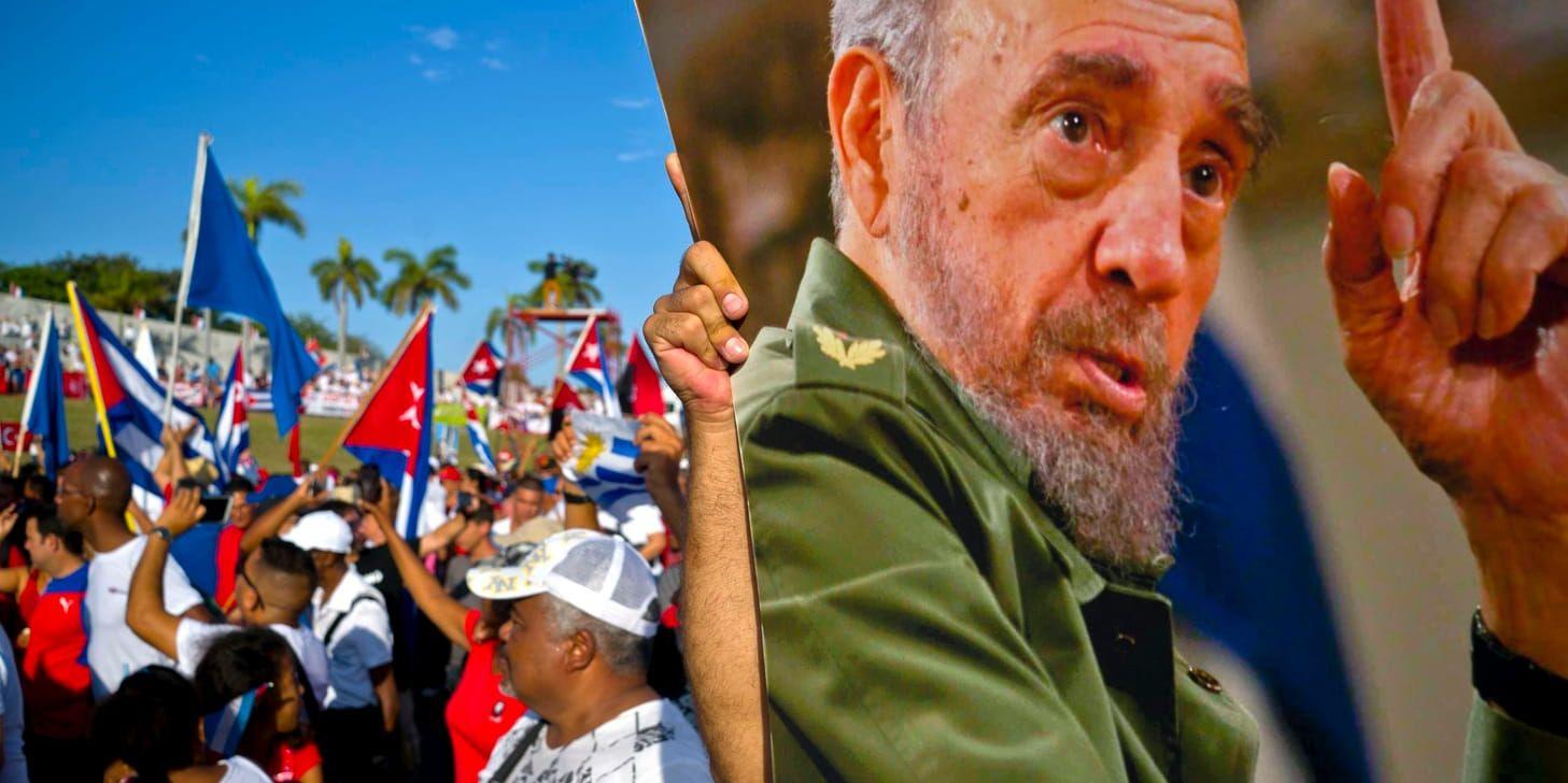Ett foto av Fidel Castro bärs fram under en första maj-parad i Havanna förra året. Arkivbild.