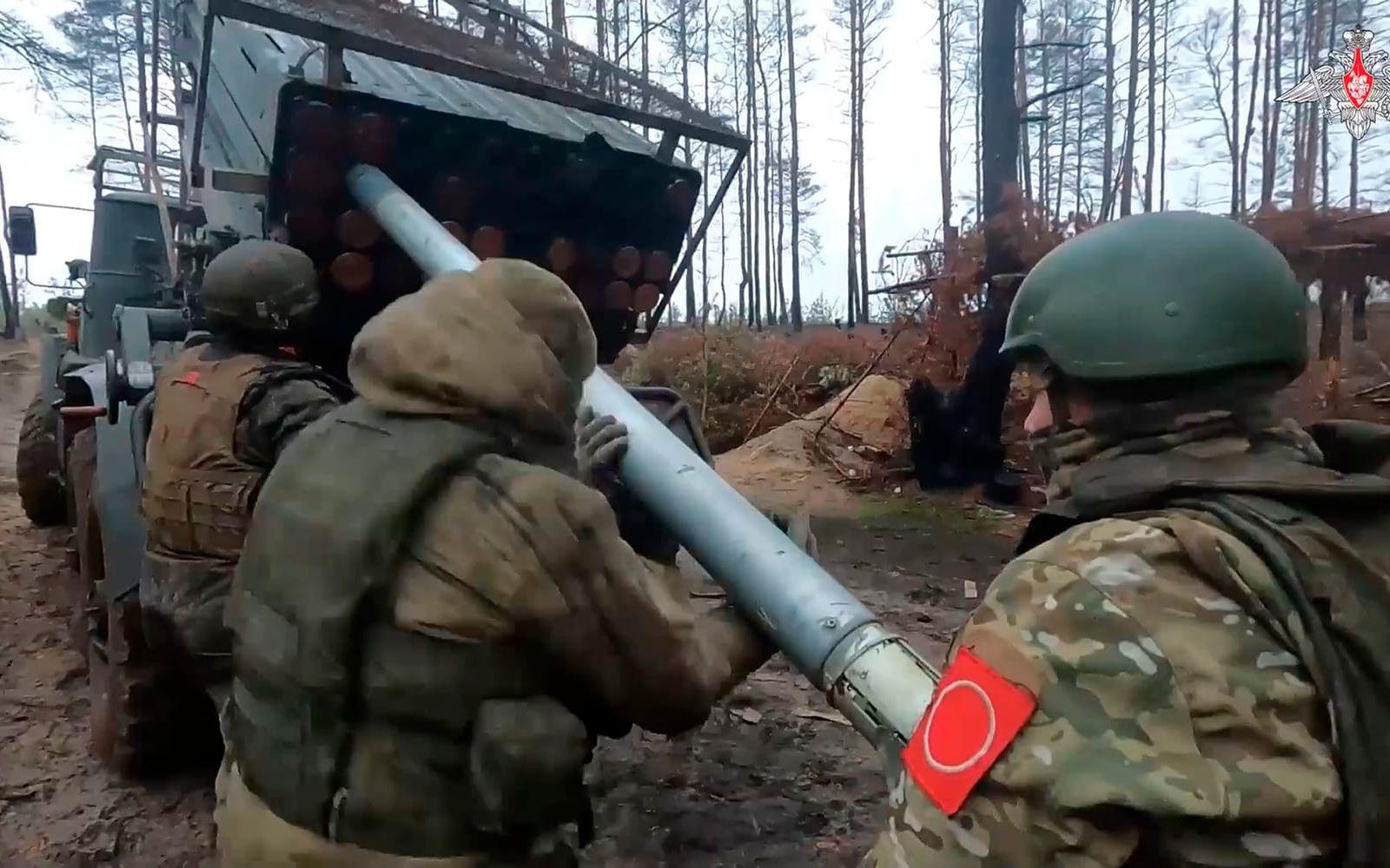 Rysslands krig mot Ukraina leder till brist på vårdpersonal i Ryssland, enligt brittiska försvarsdepartementet. På bilden från ryska försvarsdepartementet syns ryska soldater i Ukraina i början av februari.