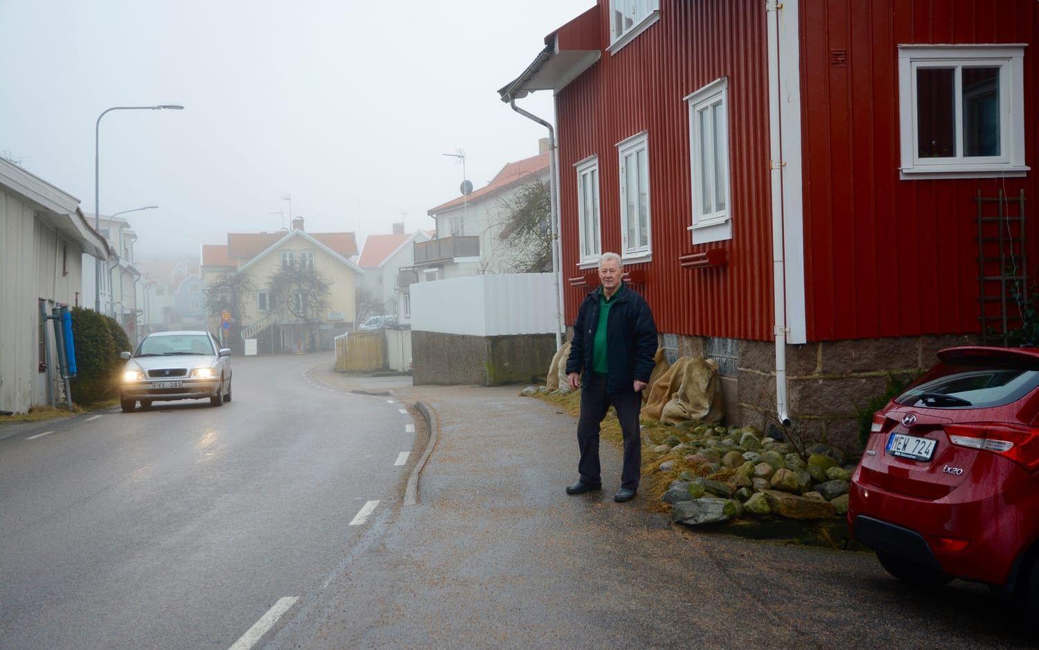 Bill Larsson på trottoaren som används som körbana när stora fordon som bussar och lastbilar får möte på Hamngatan i Skärhamn. Bild: Karina Hansson