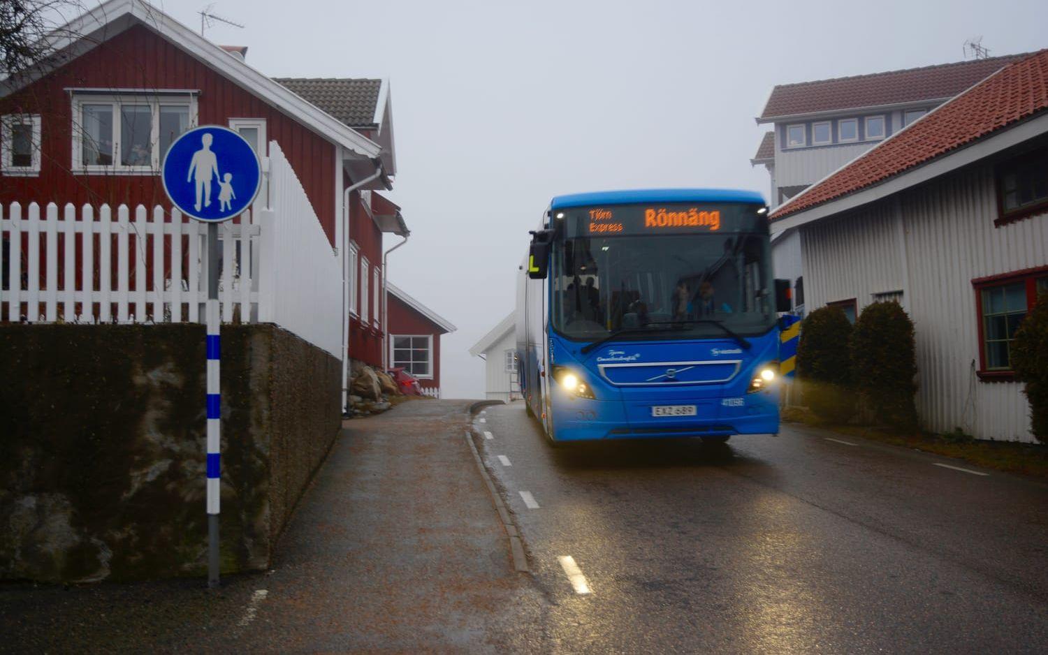 Trafikverket har satt upp en skylt på den sida där inga fordon kan köra upp på trottoaren. Bild: Karina Hansson