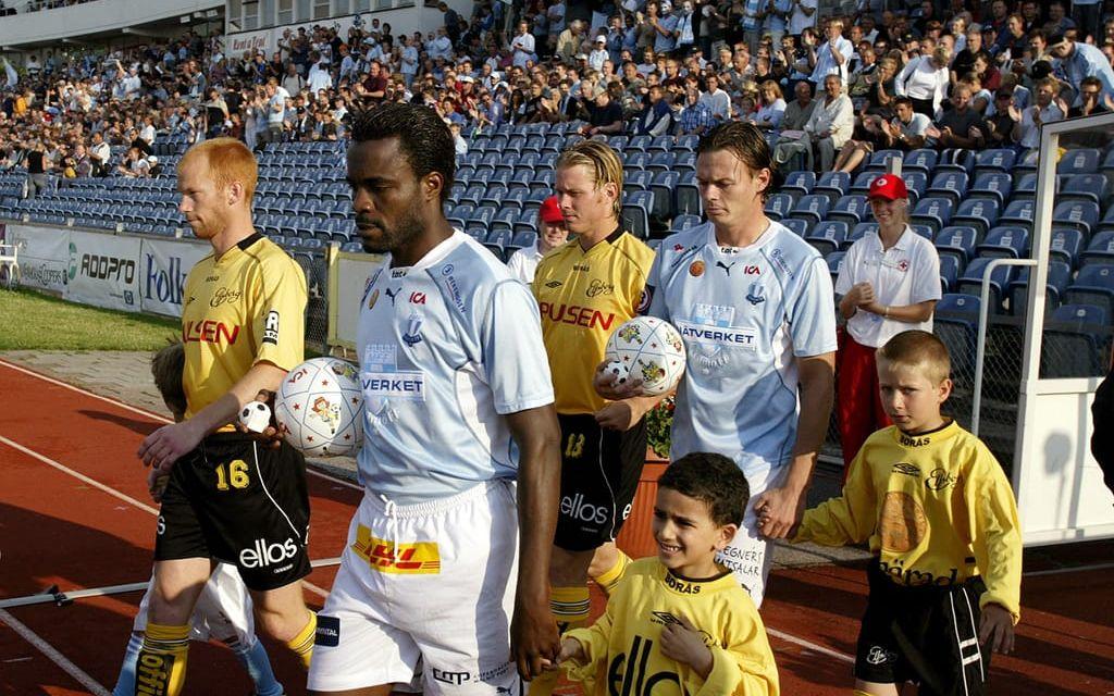 Under en säsong i Malmö FF, 2002, gjorde Peter Ijeh 24 ligamål på 23 matcher. Det är den bästa noteringen sedan 1975. Framförallt fungerade spelet med anfallskollegan Niklas Skoog nästintill telepatiskt. Bild: Bildbyrån.